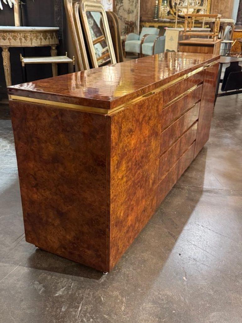 Credenza moderna in radica e ottone di Pierre Cardin in vendita 1