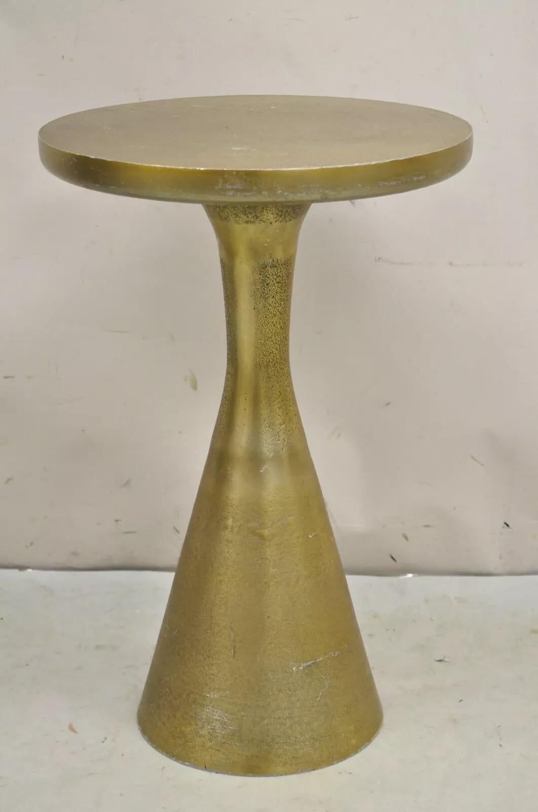 Moderne brünierte Gussmetall Gold / brüniert Messing Finish skulpturale Runde Getränke Beistelltische - ein Paar. Circa 21. Jahrhundert, Gebraucht. Abmessungen: 24