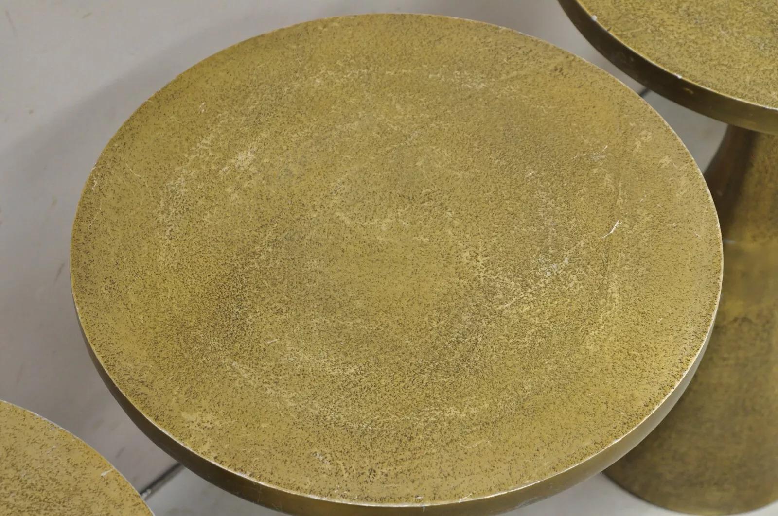 Moderner skulpturaler runder Beistelltisch aus brüniertem, gegossenem Metallguss und Goldguss – ein Paar (21. Jahrhundert und zeitgenössisch)
