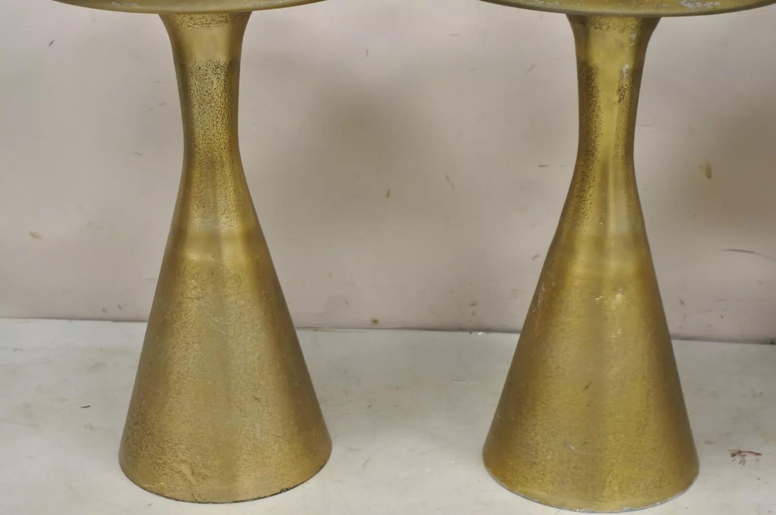Moderner skulpturaler runder Beistelltisch aus brüniertem, gegossenem Metallguss und Goldguss – ein Paar 1