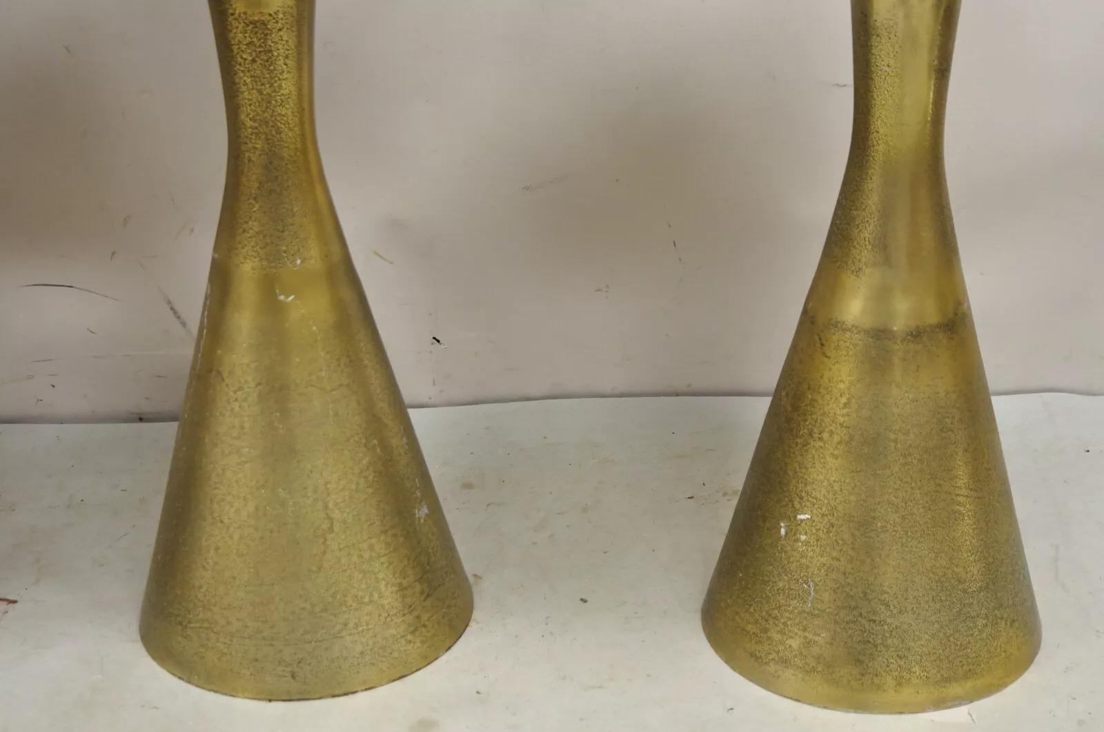 Moderner skulpturaler runder Beistelltisch aus brüniertem, gegossenem Metallguss und Goldguss – ein Paar 2
