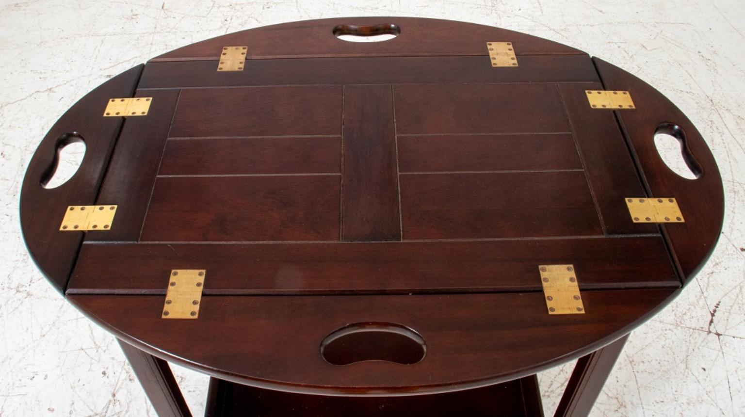 Moderner Butler-Tisch / Beistelltisch / Couchtisch, ovale bis quadratische Platte mit vier klappbaren Blättern, die mit Messingscharnieren montiert sind, eine untere Ablage.
Händler: S138XX.