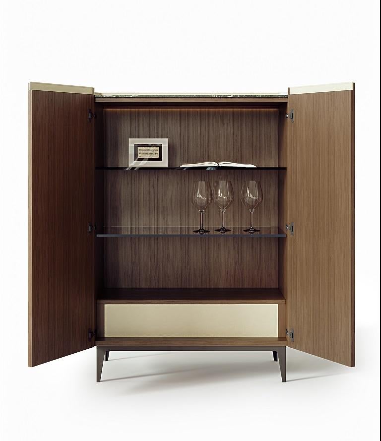 Modern von Giuseppe Carpanelli Alfea Sideboard mit Türen und Marmorplatte (Intarsie) im Angebot