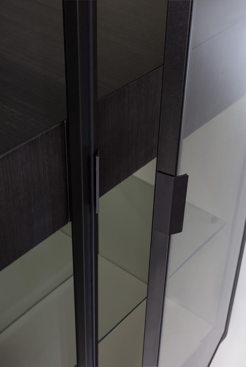 Modern by Giuseppe Carpanelli Dafne glass cabinet in dark Tay and leather inside In New Condition For Sale In Desio, IT