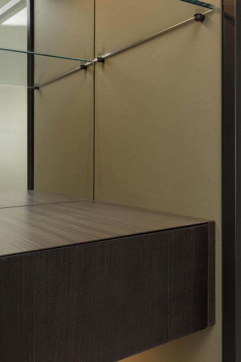 Periodo contemporaneo Modern by Giuseppe Carpanelli Dafne glass cabinet in dark Tay and leather inside in vendita