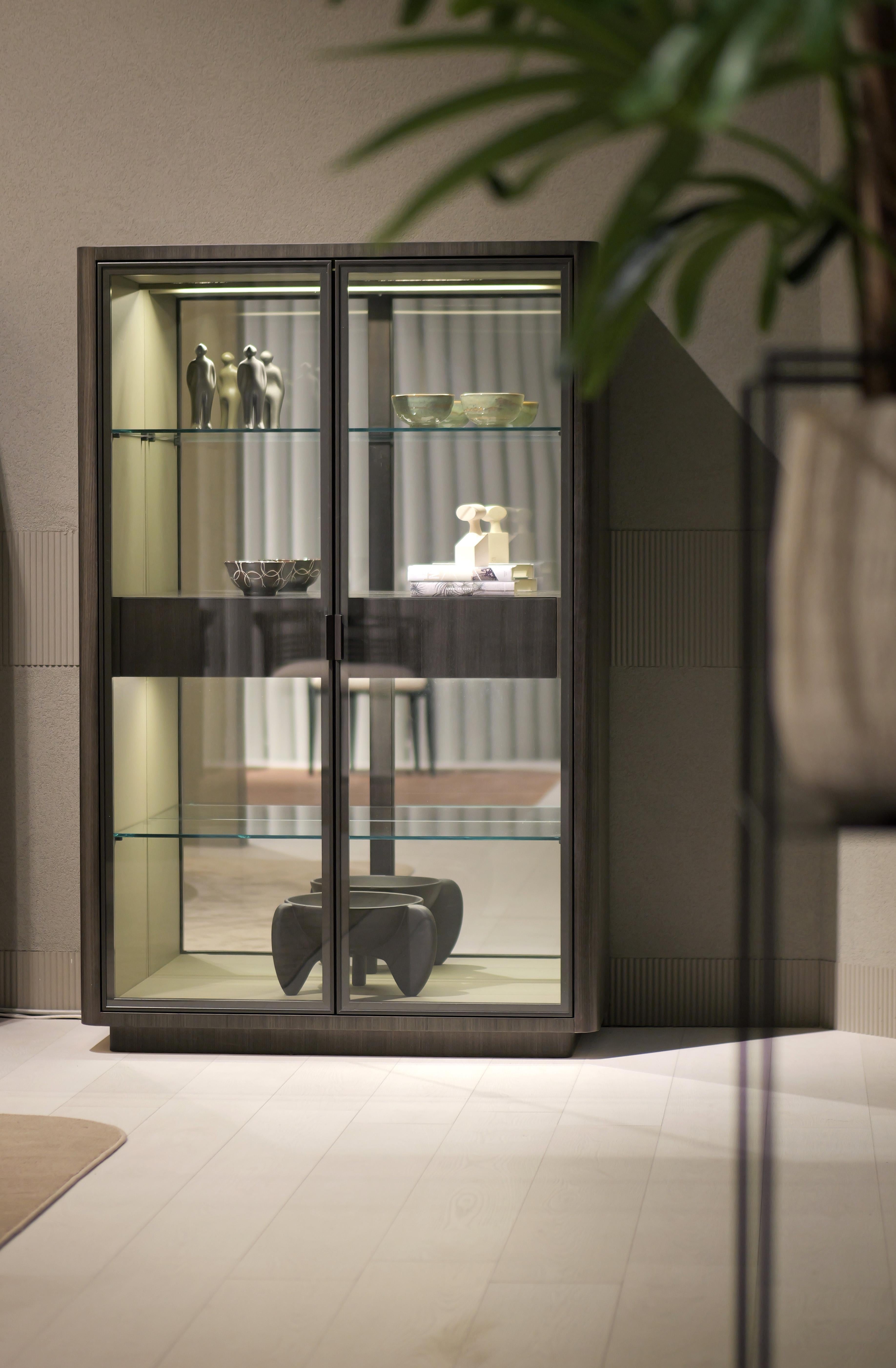 Modern by Giuseppe Carpanelli Dafne glass cabinet in dark Tay and leather inside in vendita 1