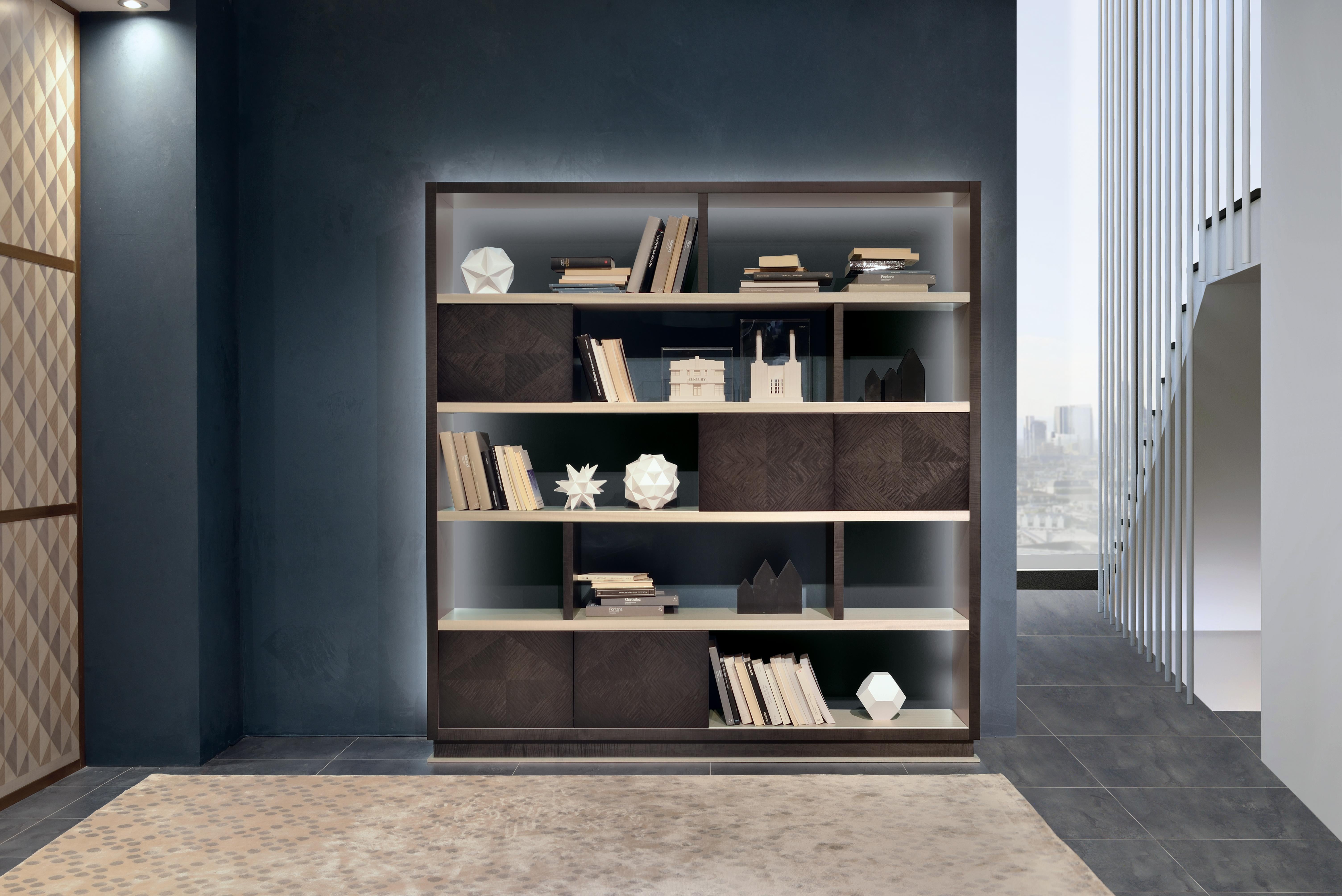 Bookcase without back. Its peculiarity is the doors that slide horizontally along the entire length of the compartment, closing the compartment that you prefer. The processing of the doors is done with a diamond inlay.
Structure in Sycomoro dark