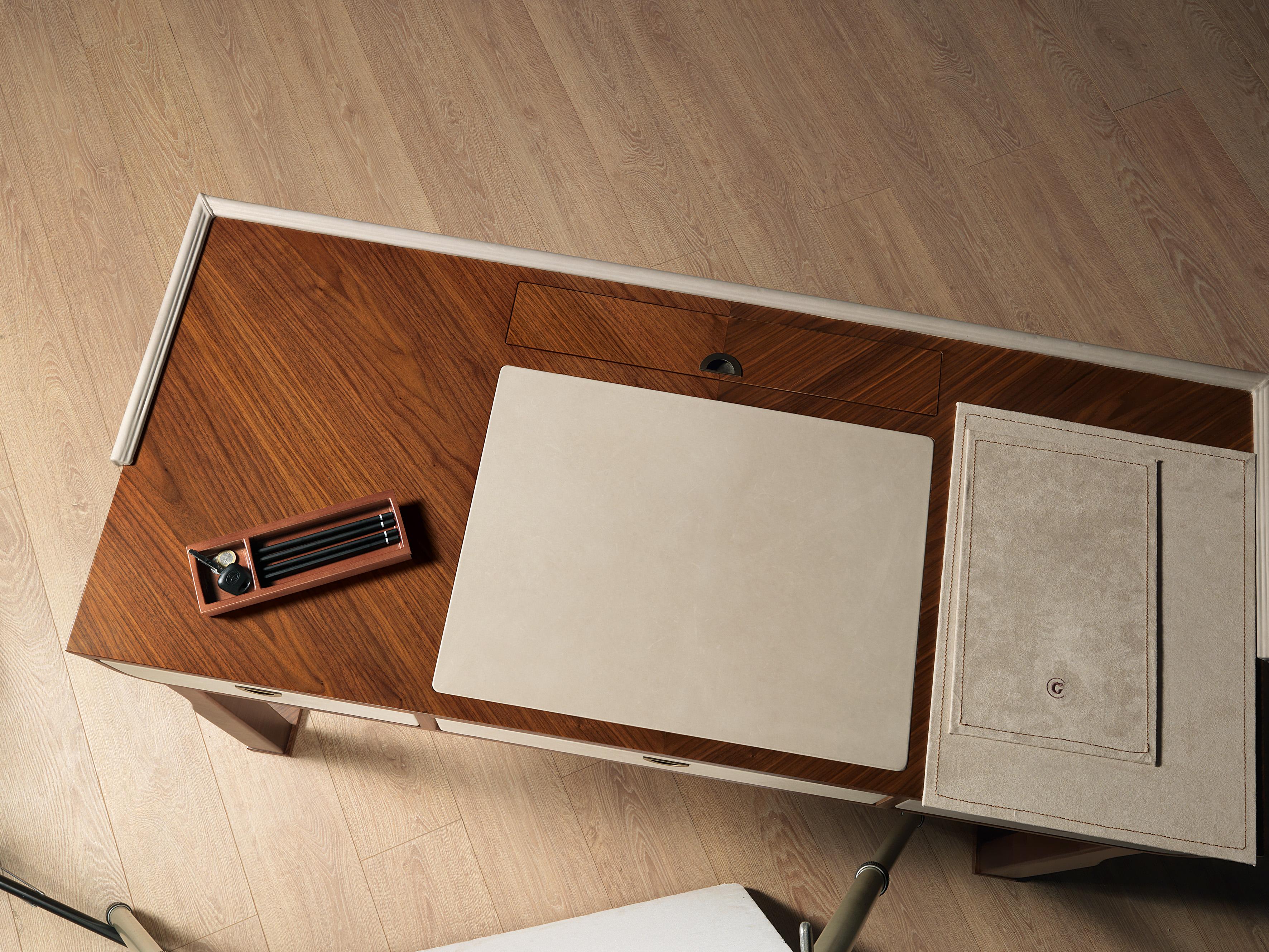 Modern by Giuseppe Carpanelli Desyo Writing Desk Walnut Wood with Leather In New Condition For Sale In Desio, IT