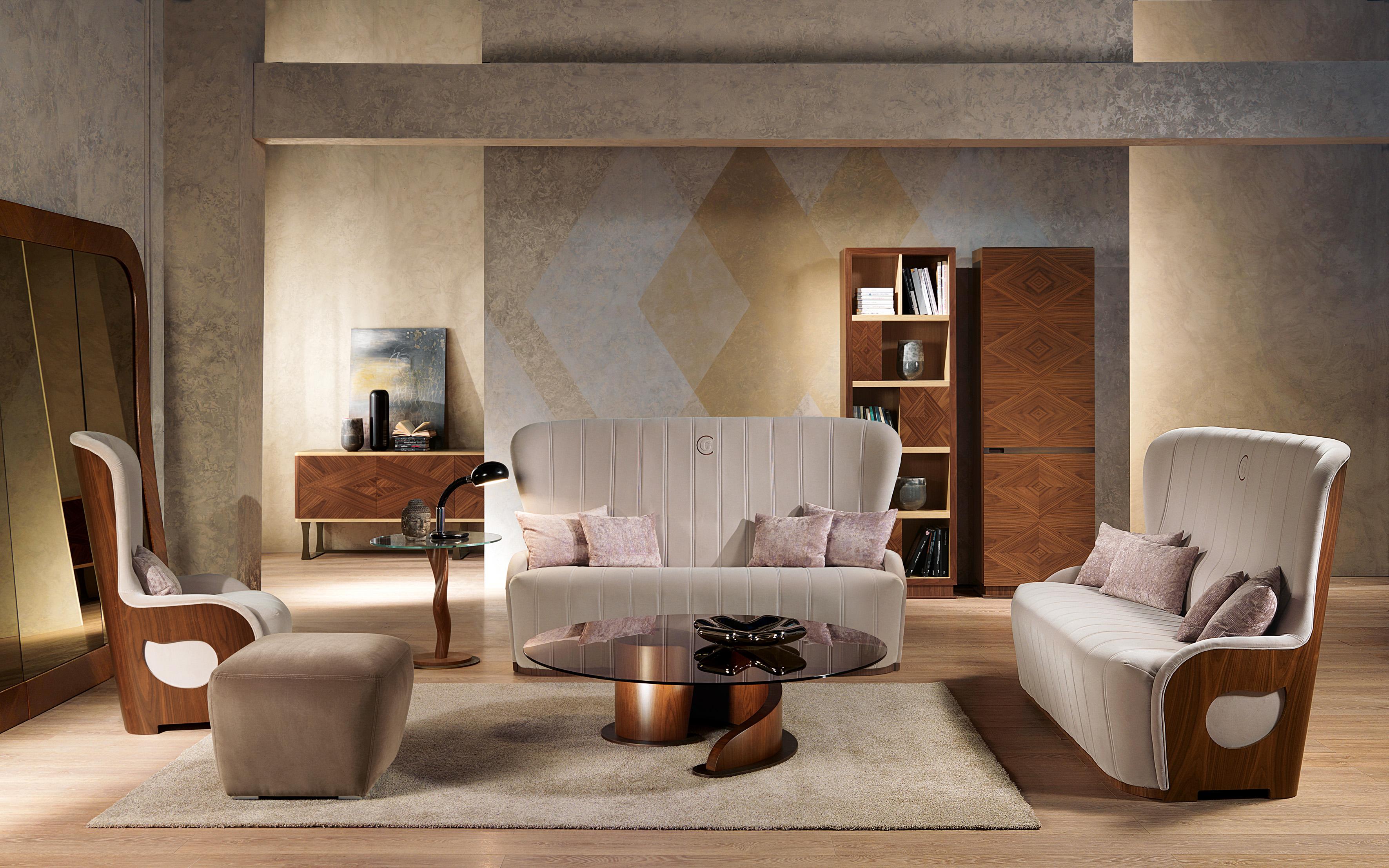 Dreisitziges Sofa mit Struktur aus Holz. Sichtbare Schale in natürlicher Canaletta-Nuss. Die Polsterung ist in Stoff oder Leder erhältlich.

Auf dem Foto in Samt präsentiert.