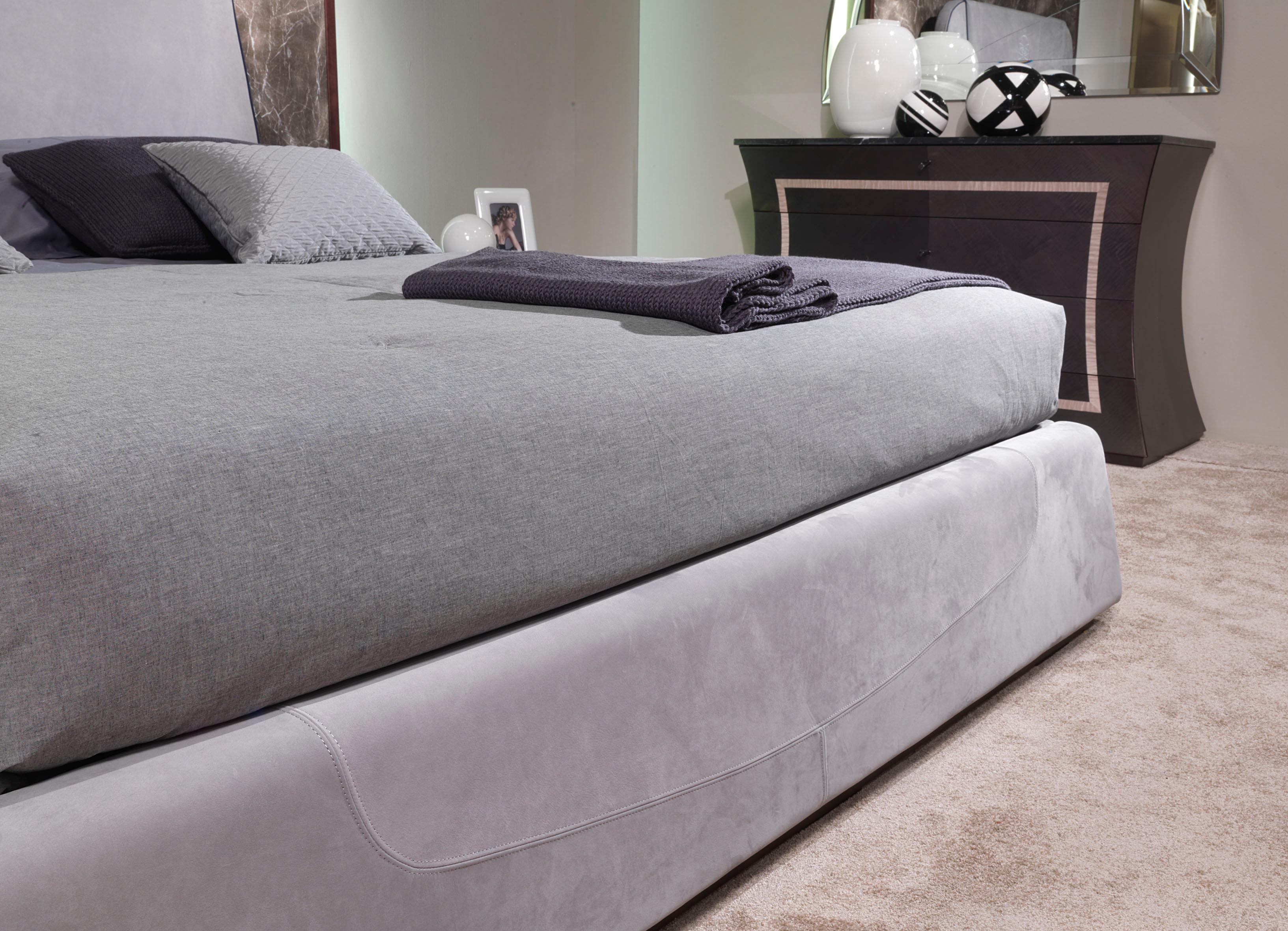 Modern by Giuseppe Carpanelli Madison Padded Bed In New Condition For Sale In Desio, IT