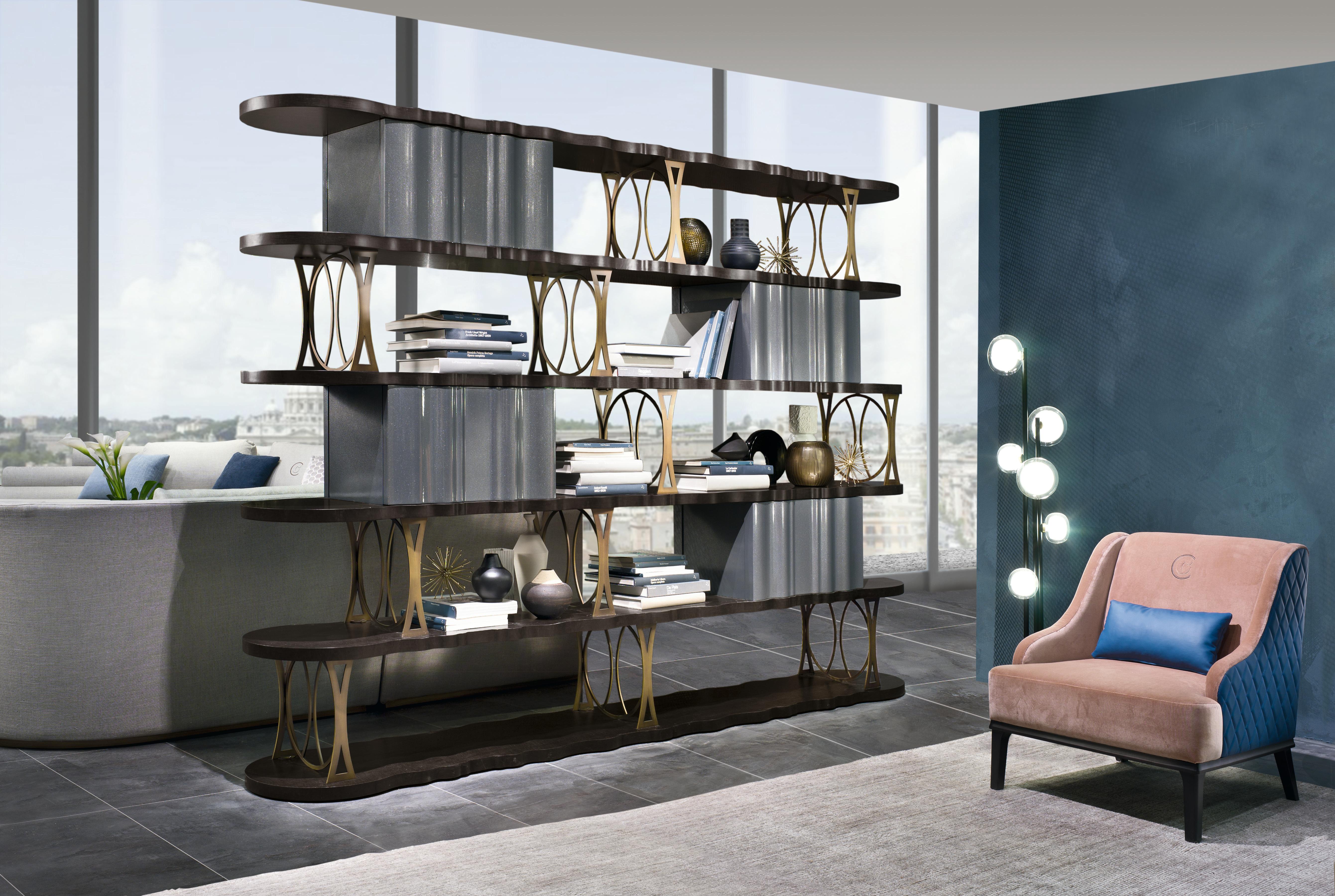 Bookcase composition with bifacial shelves. The shelves are in Sycomoro dark frisè wood.
The original metal part is the supporting element for the realization of the bookcase and it is in satin bronzed finish.
The bookcase is equipped with