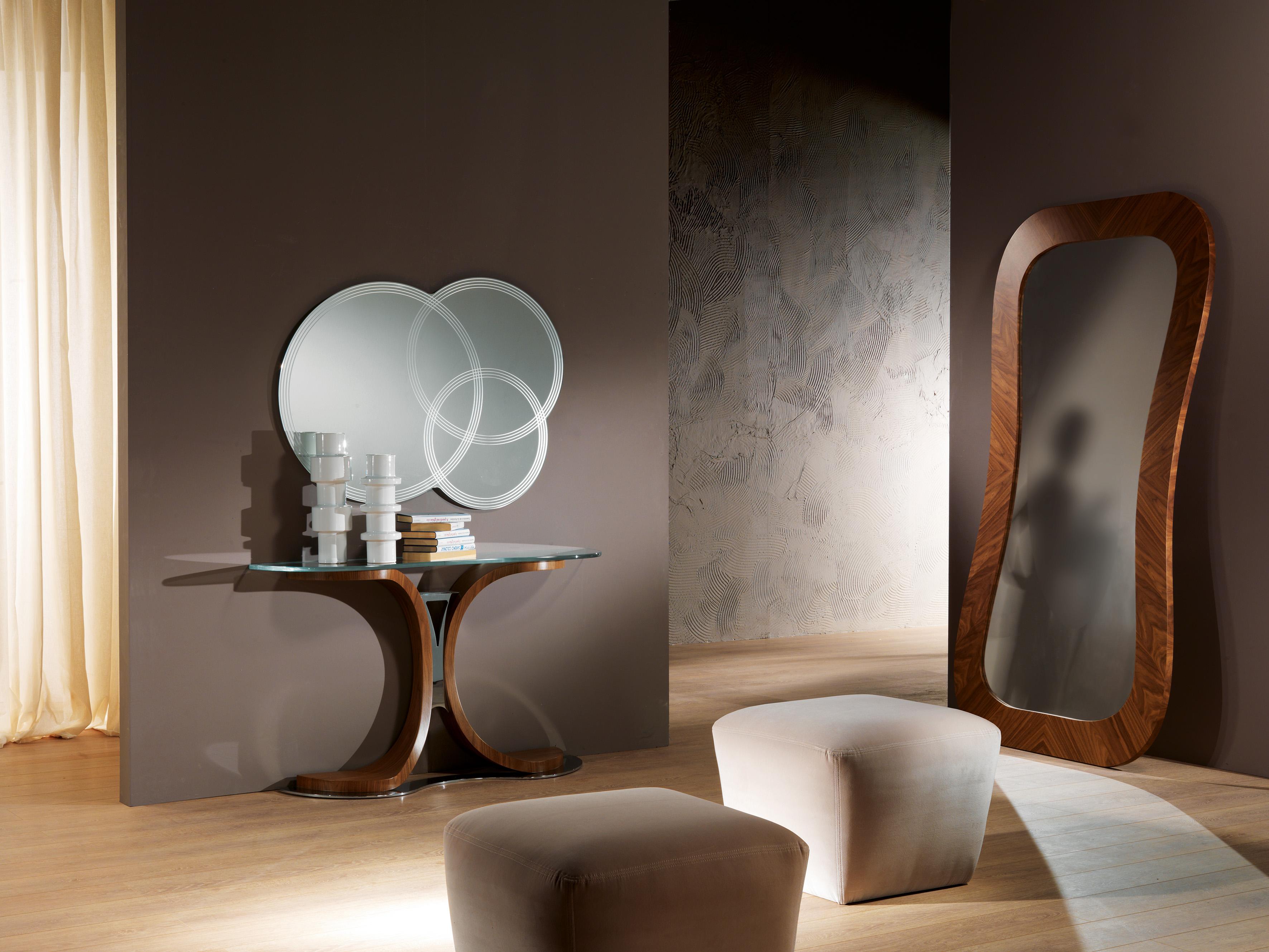 Standing mirror with wooden frame in natural Canaletta Walnut. It is characterized by the soft curvy lines.