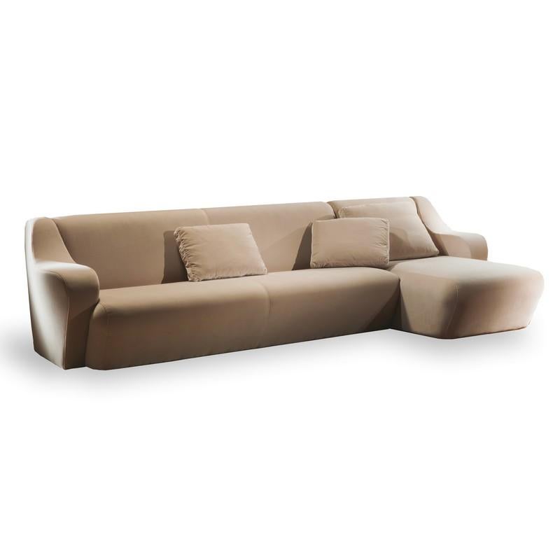 Important volumes harmoniously define the Morfeo 3 seats sofa line characterized by intentionally enveloping armrests to give comfort while remaining in a stylistic context of refinement and elegance. It is a program of sofas, armchairs and modular