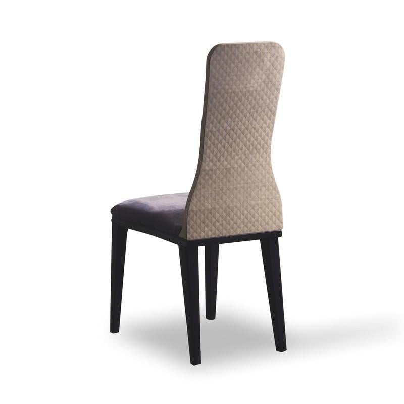 Sedia con struttura e schienale anatomici in legno massiccio. Disponibile in due versioni: con schienale e seduta imbottiti (SE55) o con seduta e schienale imbottiti in legno con lastra dal design 3D (SE56). La struttura delle gambe è disponibile