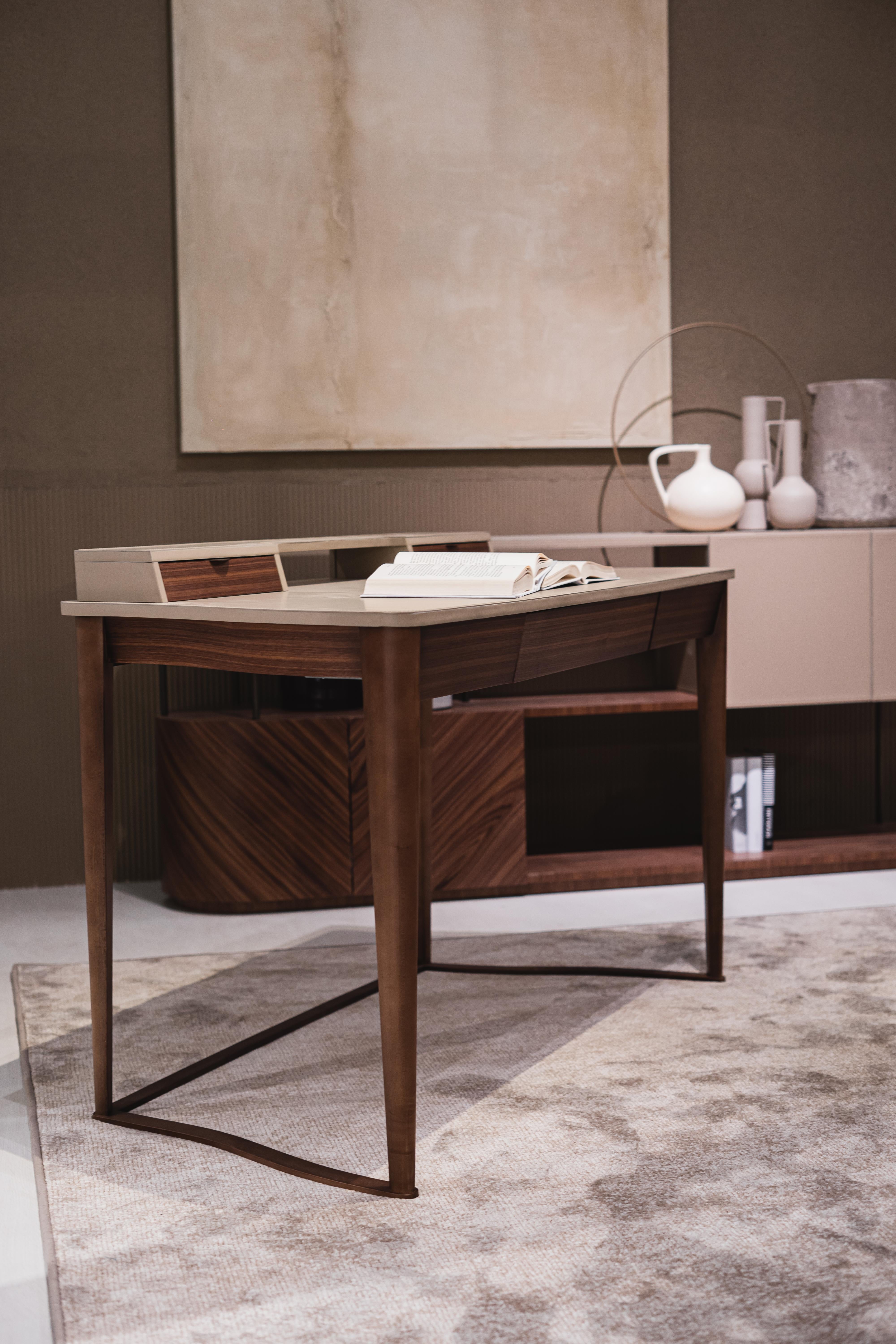 Writing desk in Canaletta walnut with large drawer with push and pull mechanism, small drawers with metal handles in the upper part. Legs in solid wood in Canaletta walnut tone.
Top covered in leather, available in different colors. Also available