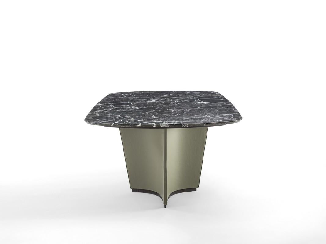 Italian Moderne by Giuseppe Carpanelli Table à voile avec base en cuir et plateau en marbre en vente