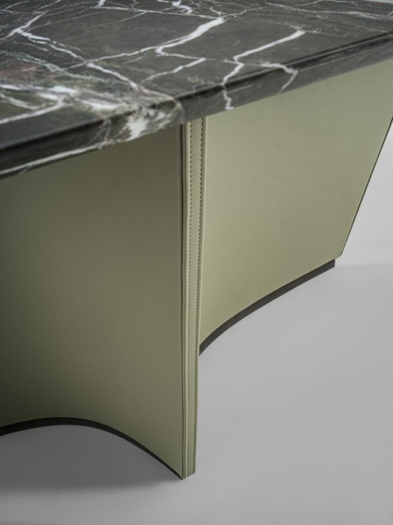Contemporain Moderne by Giuseppe Carpanelli Table à voile avec base en cuir et plateau en marbre en vente