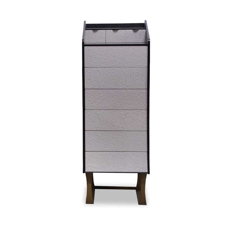 Armadio alto con 6 cassetti con chiusura ammortizzata. Struttura in legno di frisè scuro Sycomoro, frontale in legno stampato bianco con effetto tridimensionale decorato, gambe e maniglie in metallo finitura bronzo satinato.
