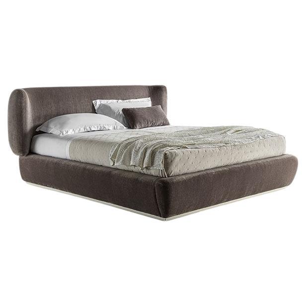 Modern by Giuseppe Carpanelli Sirio padded bed with curved headboard For Sale