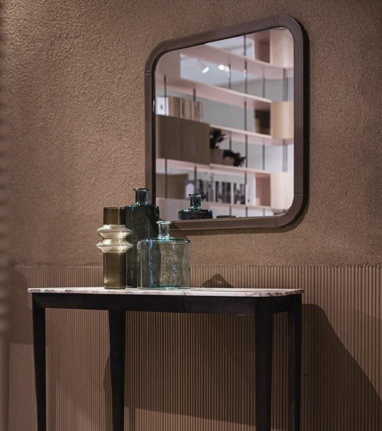 Miroir carré avec cadre recouvert de cuir disponible en différentes couleurs.