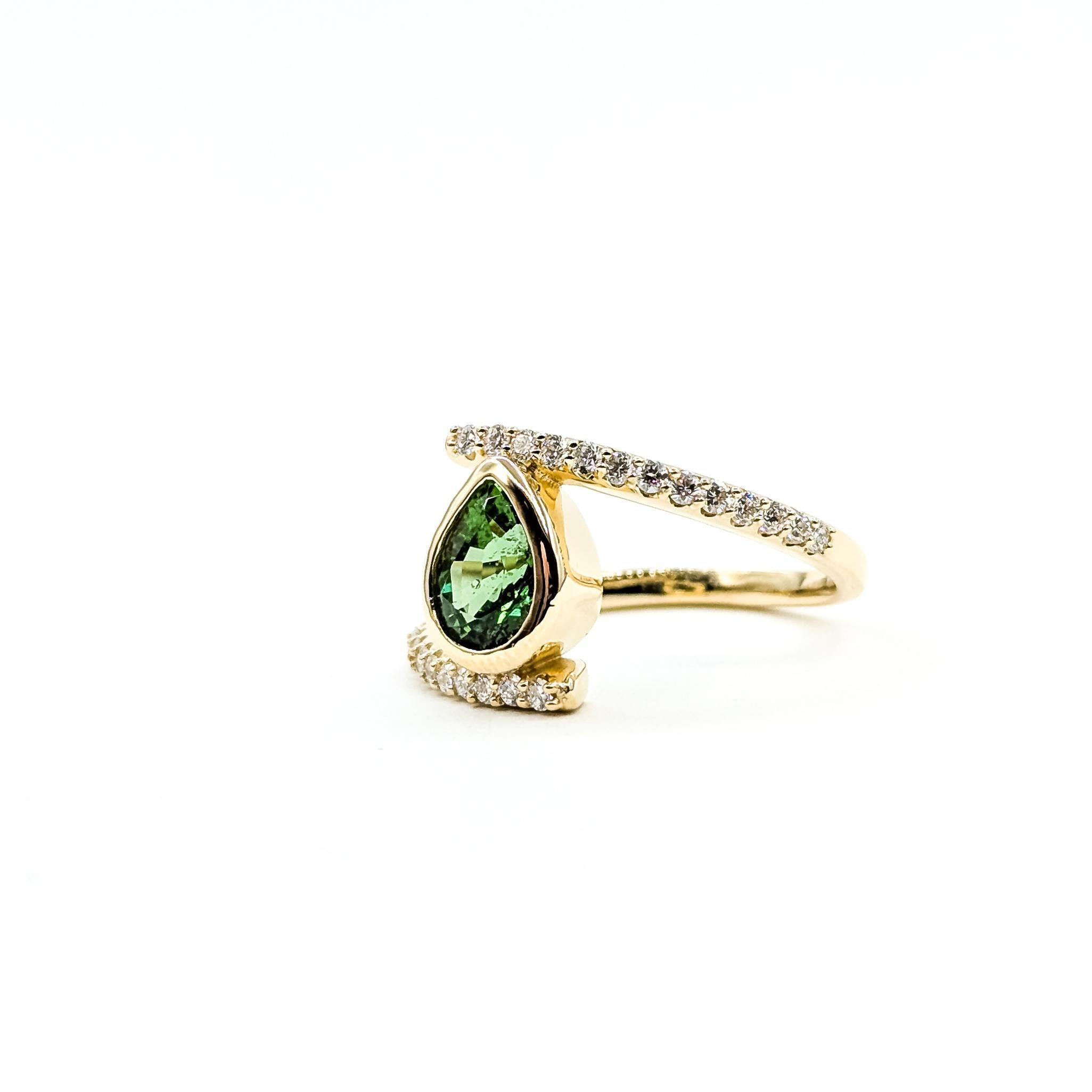 Modern Bypass Tsavorite & Diamond Ring in 14k Yellow Gold (Moderne) im Angebot