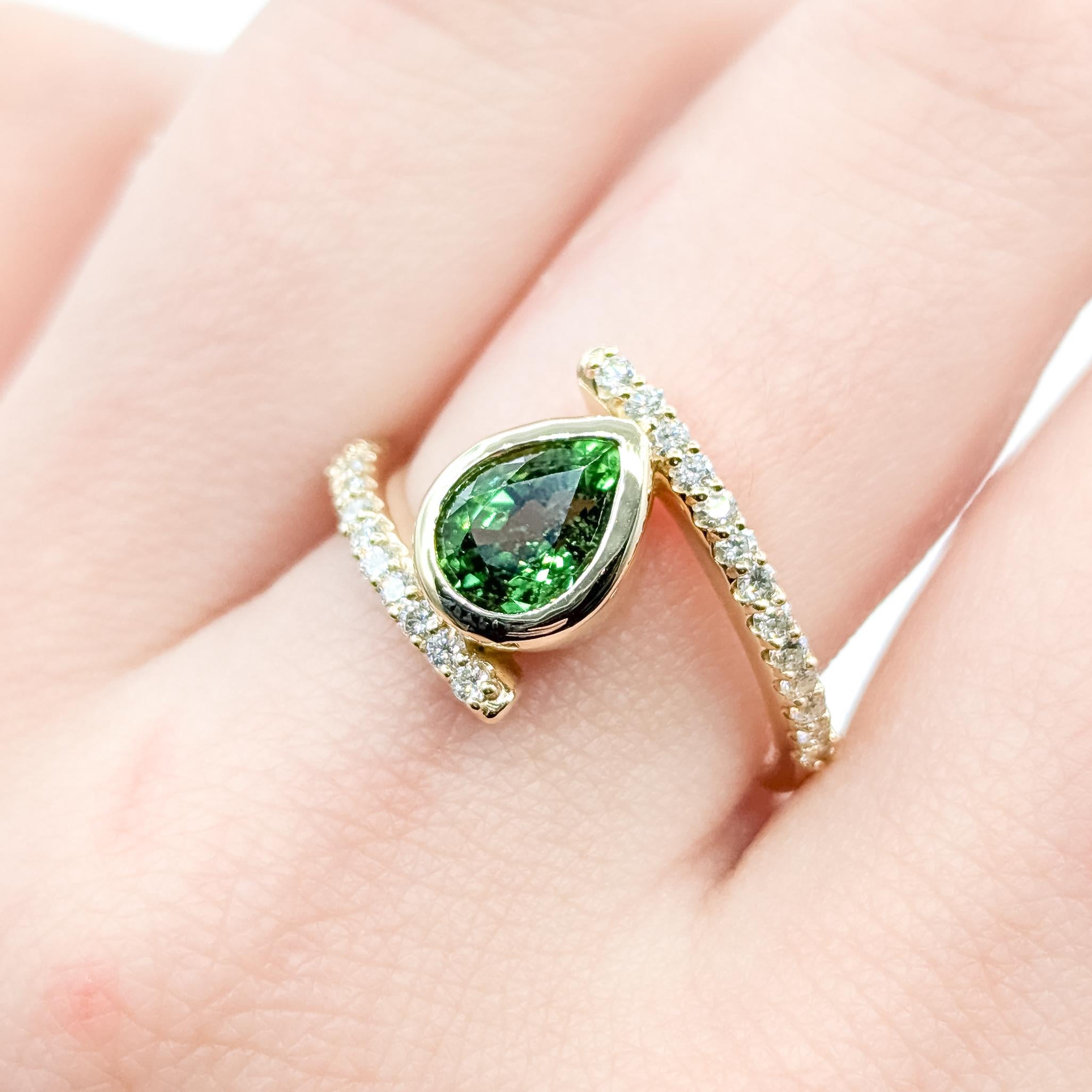 Modern Bypass Tsavorite & Diamond Ring in 14k Yellow Gold (Tropfenschliff) im Angebot