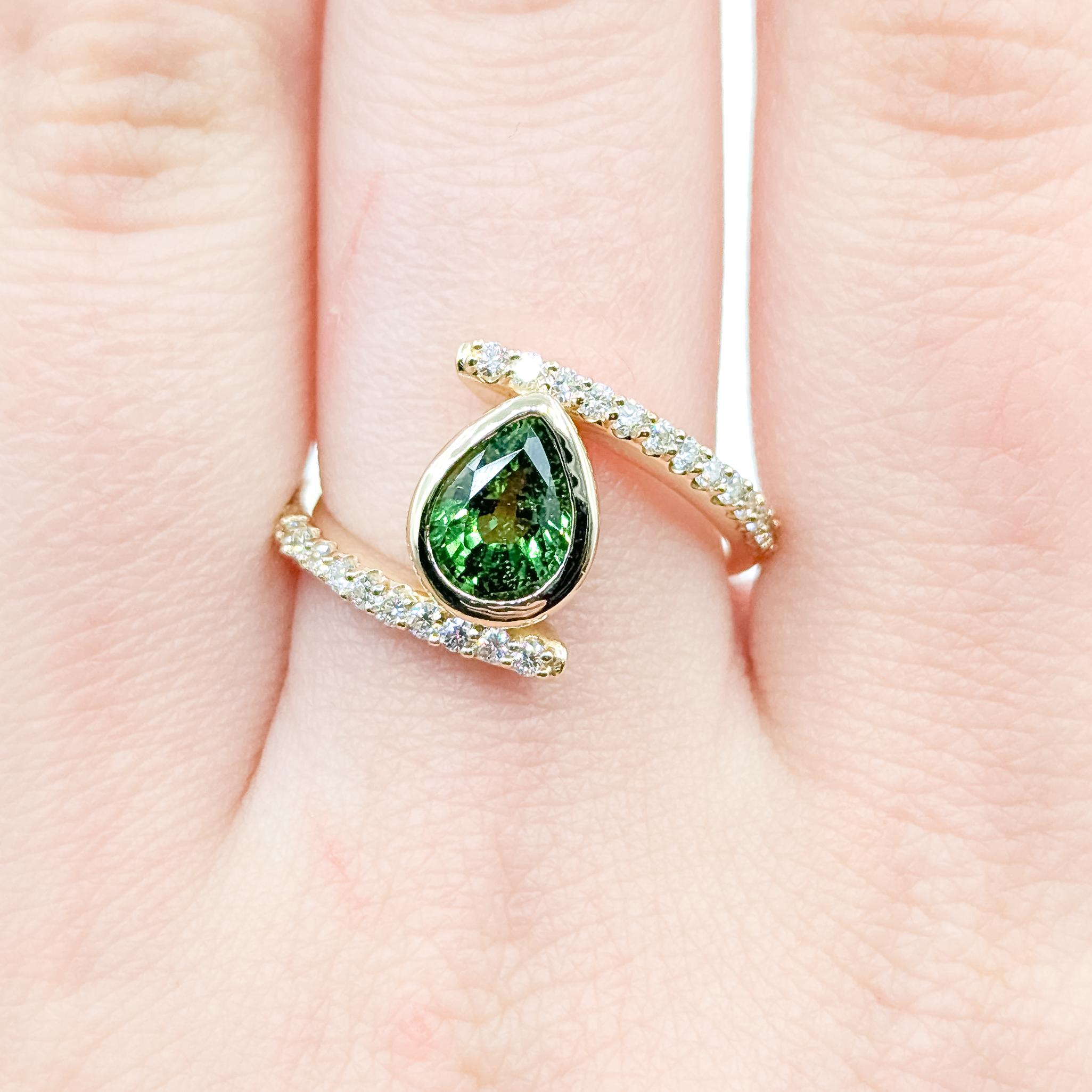 Modern Bypass Tsavorite & Diamond Ring in 14k Yellow Gold im Zustand „Hervorragend“ im Angebot in Bloomington, MN