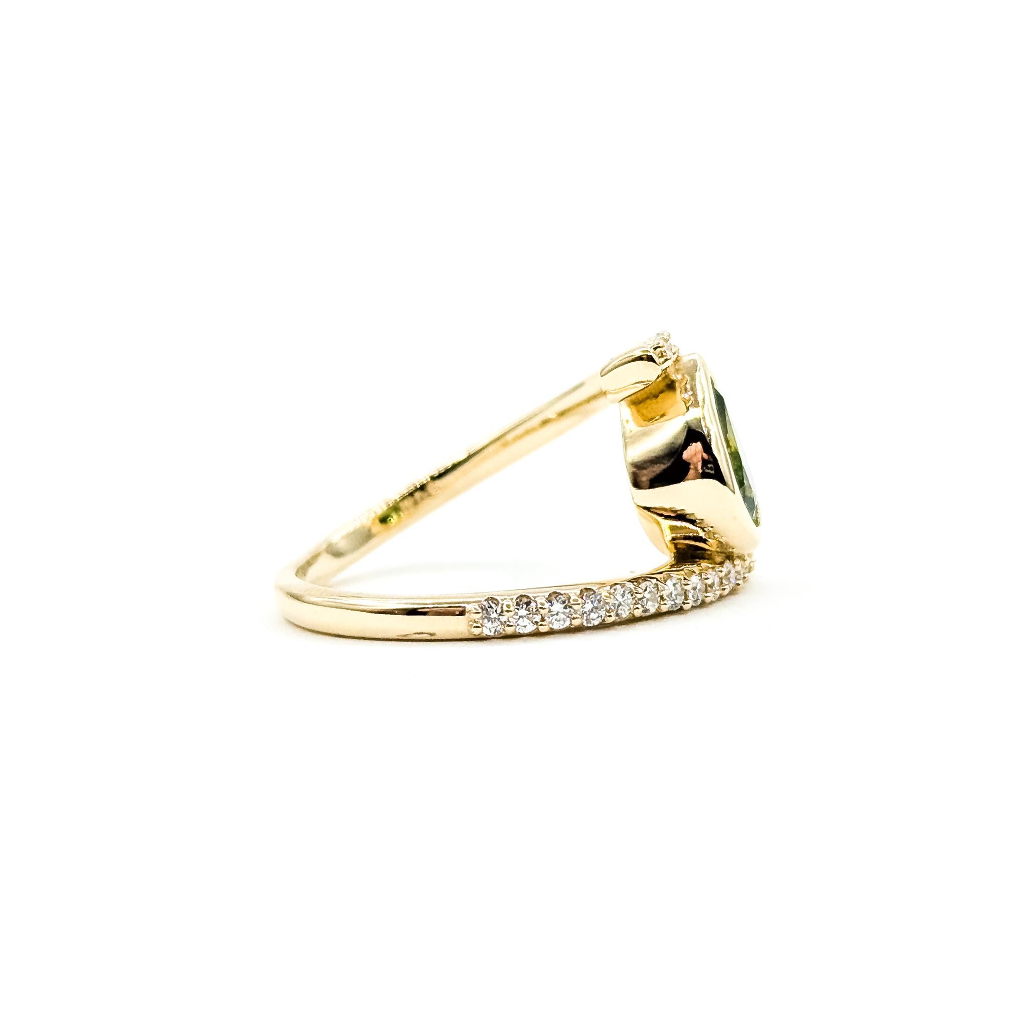 Modern Bypass Tsavorite & Diamond Ring in 14k Yellow Gold im Angebot 1