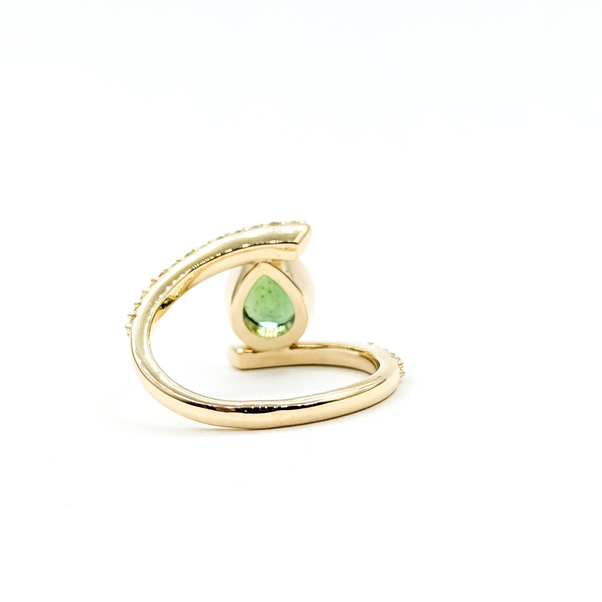 Modern Bypass Tsavorite & Diamond Ring in 14k Yellow Gold im Angebot 2