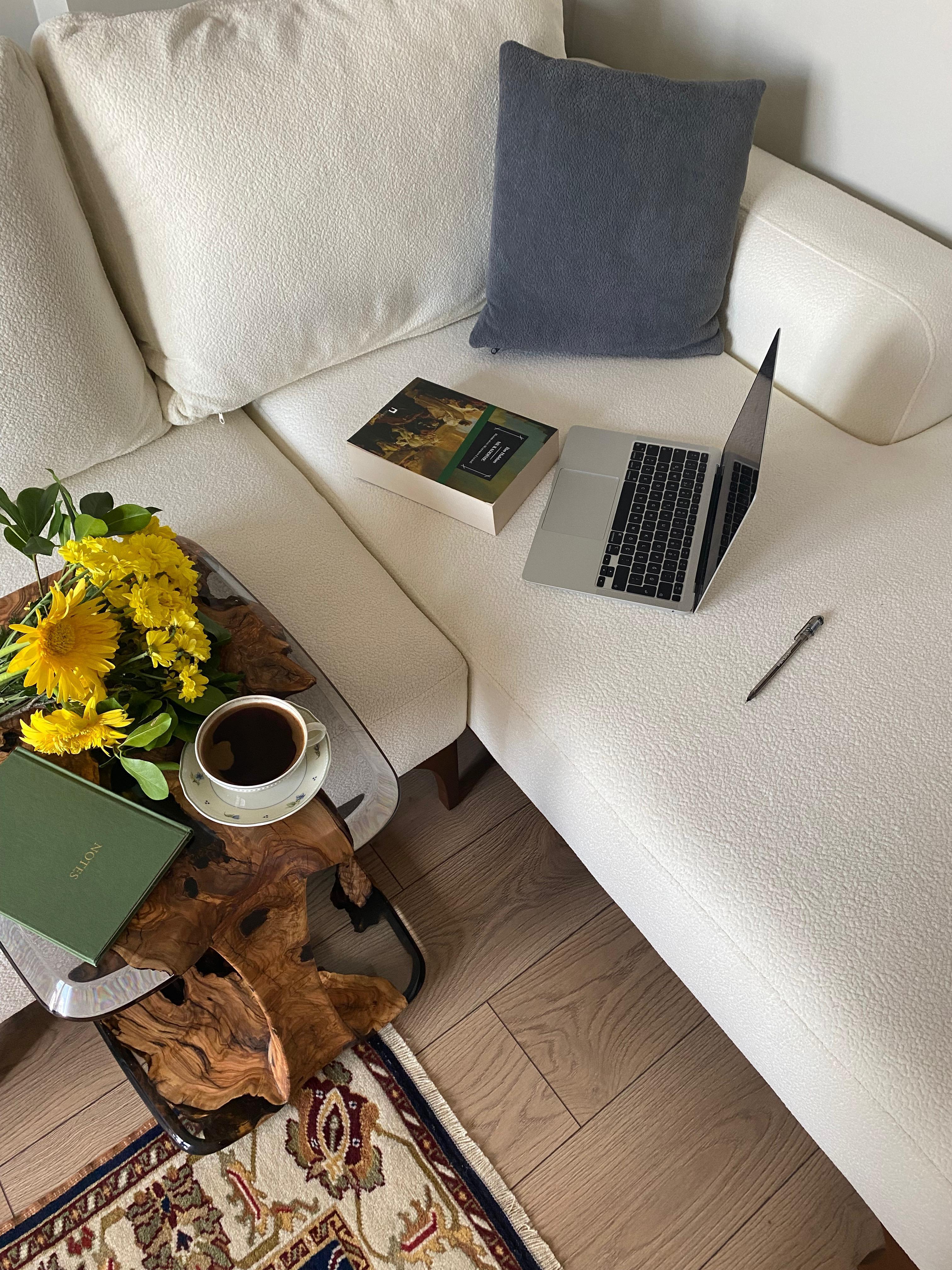 Moderner Beistelltisch aus Epoxidharz, C-Beistelltisch – Wohnzimmer-Beistelltisch im Angebot 1