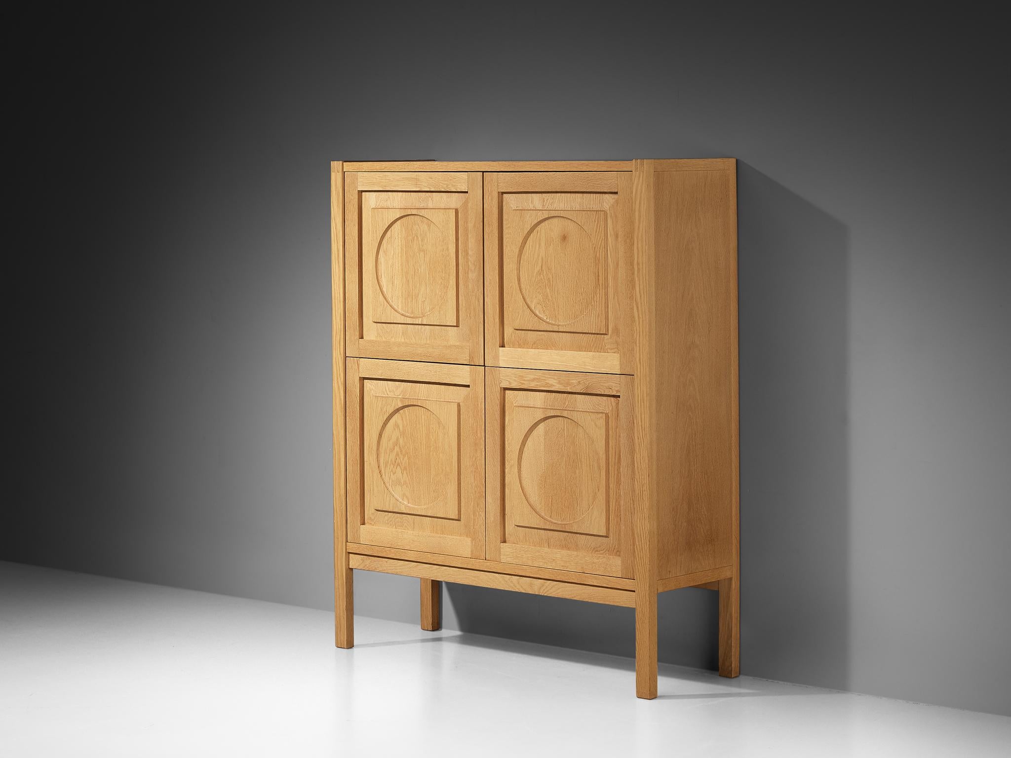 Armoire, chêne, Europe, années 1990

Fabriquée en Europe à partir de bois de chêne, cette armoire exquise est un véritable témoignage d'un design intemporel et d'un savoir-faire magistral. La pièce présente une mise en page méticuleusement