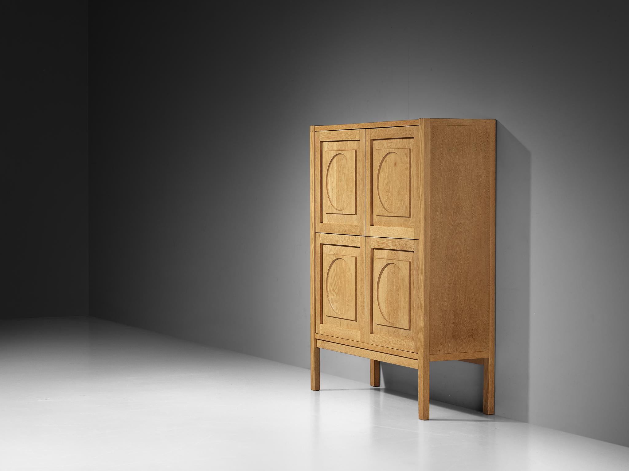 Européen Armoire moderne avec sculptures circulaires en chêne blond en vente