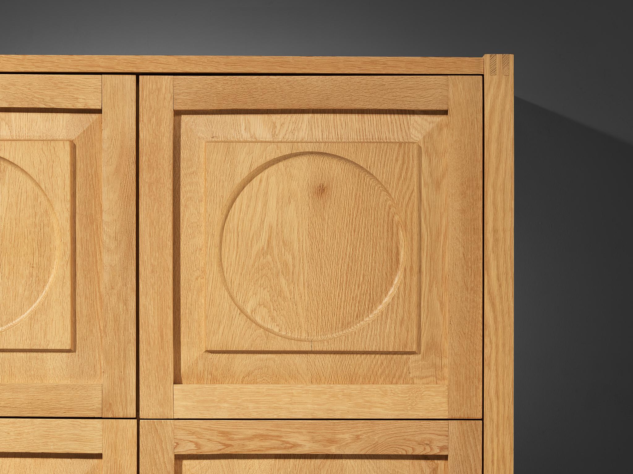 Armoire moderne avec sculptures circulaires en chêne blond Bon état - En vente à Waalwijk, NL