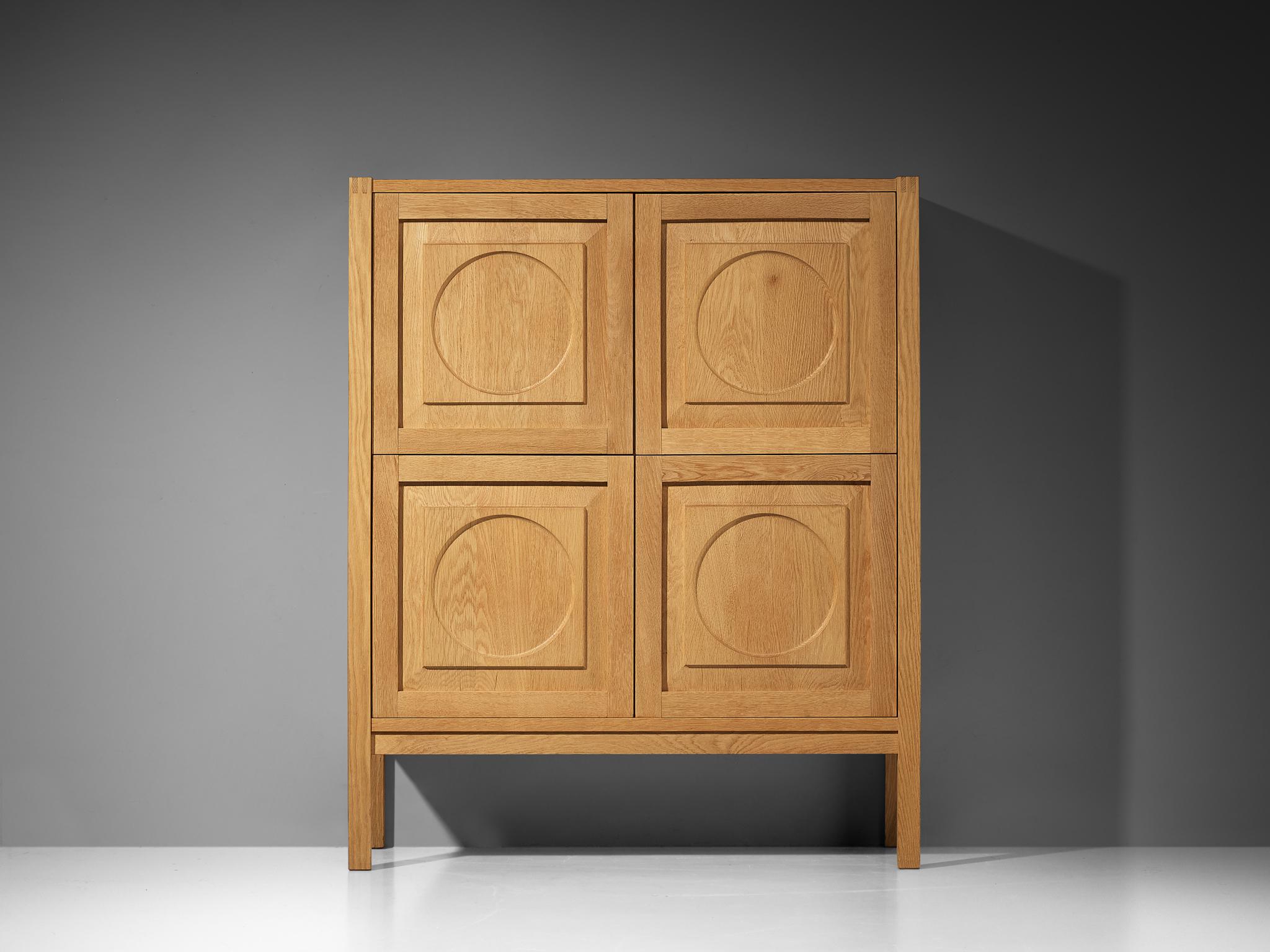 Fin du 20e siècle Armoire moderne avec sculptures circulaires en chêne blond en vente