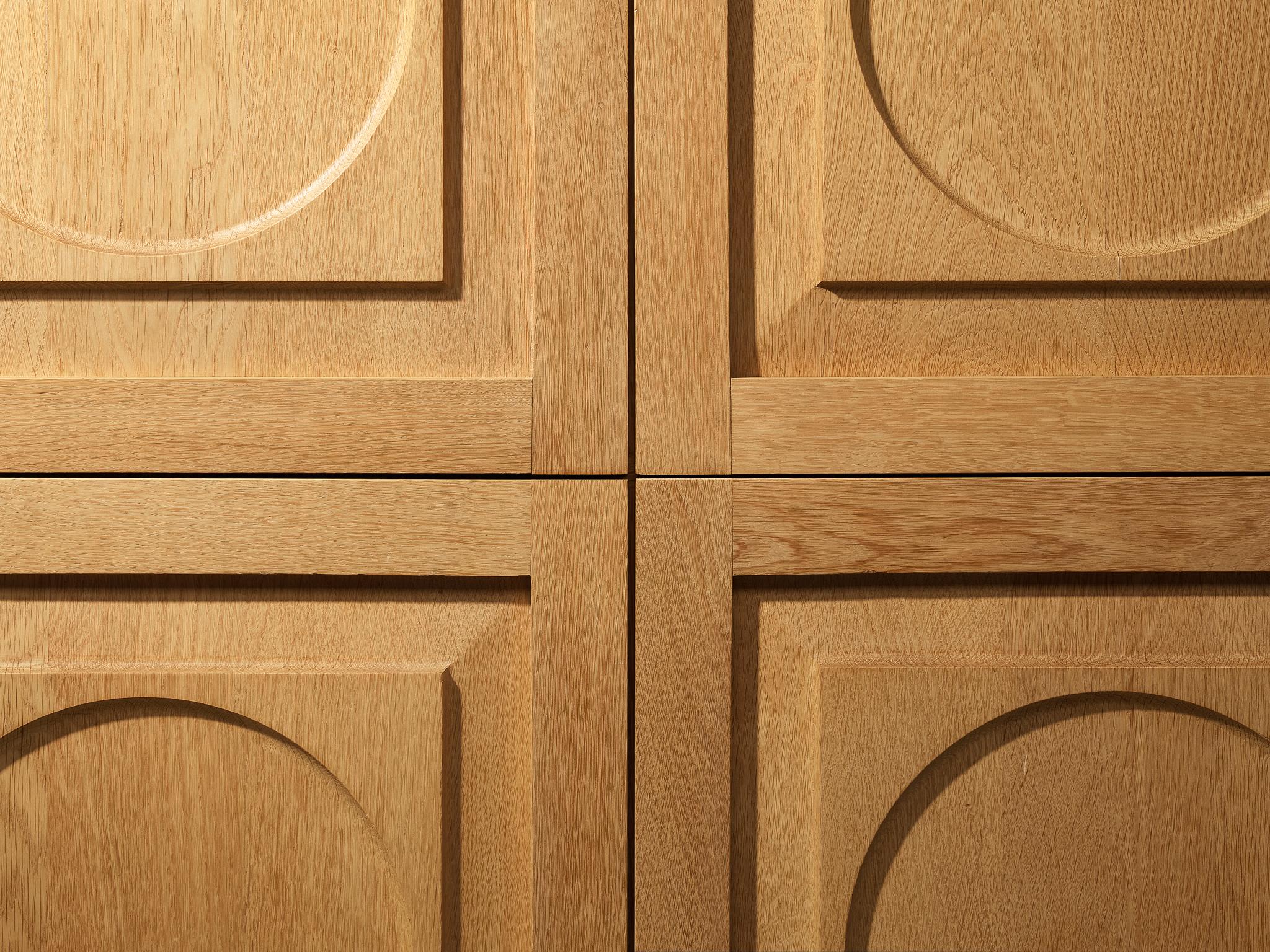 Chêne Armoire moderne avec sculptures circulaires en chêne blond en vente
