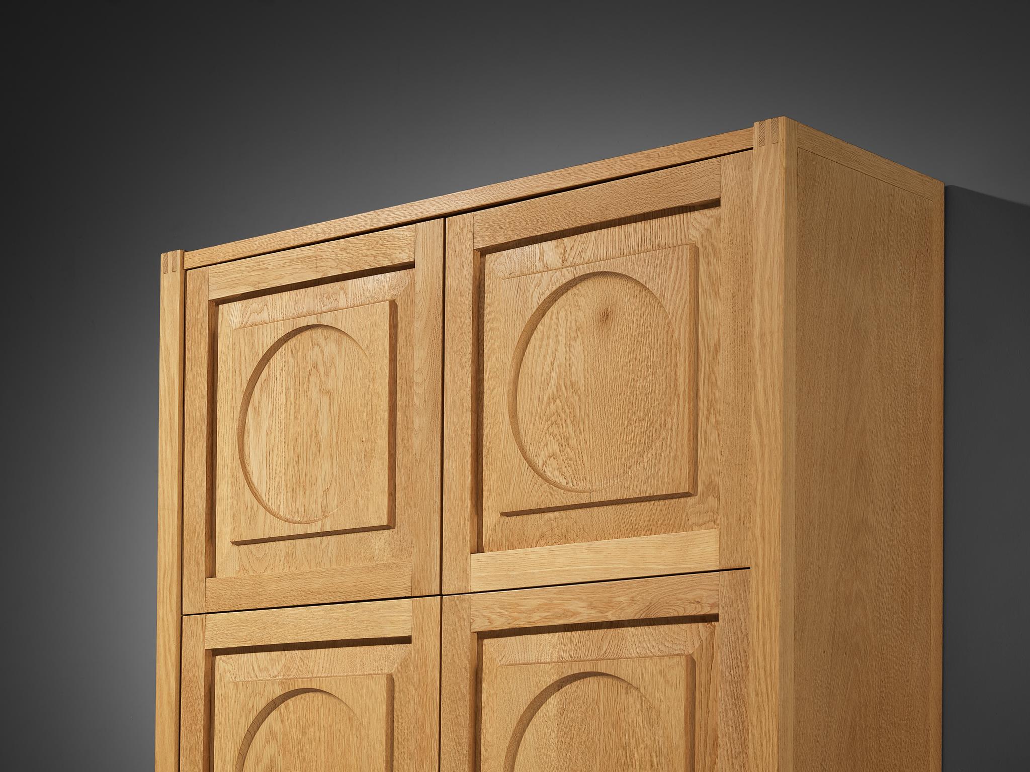 Armoire moderne avec sculptures circulaires en chêne blond en vente 1