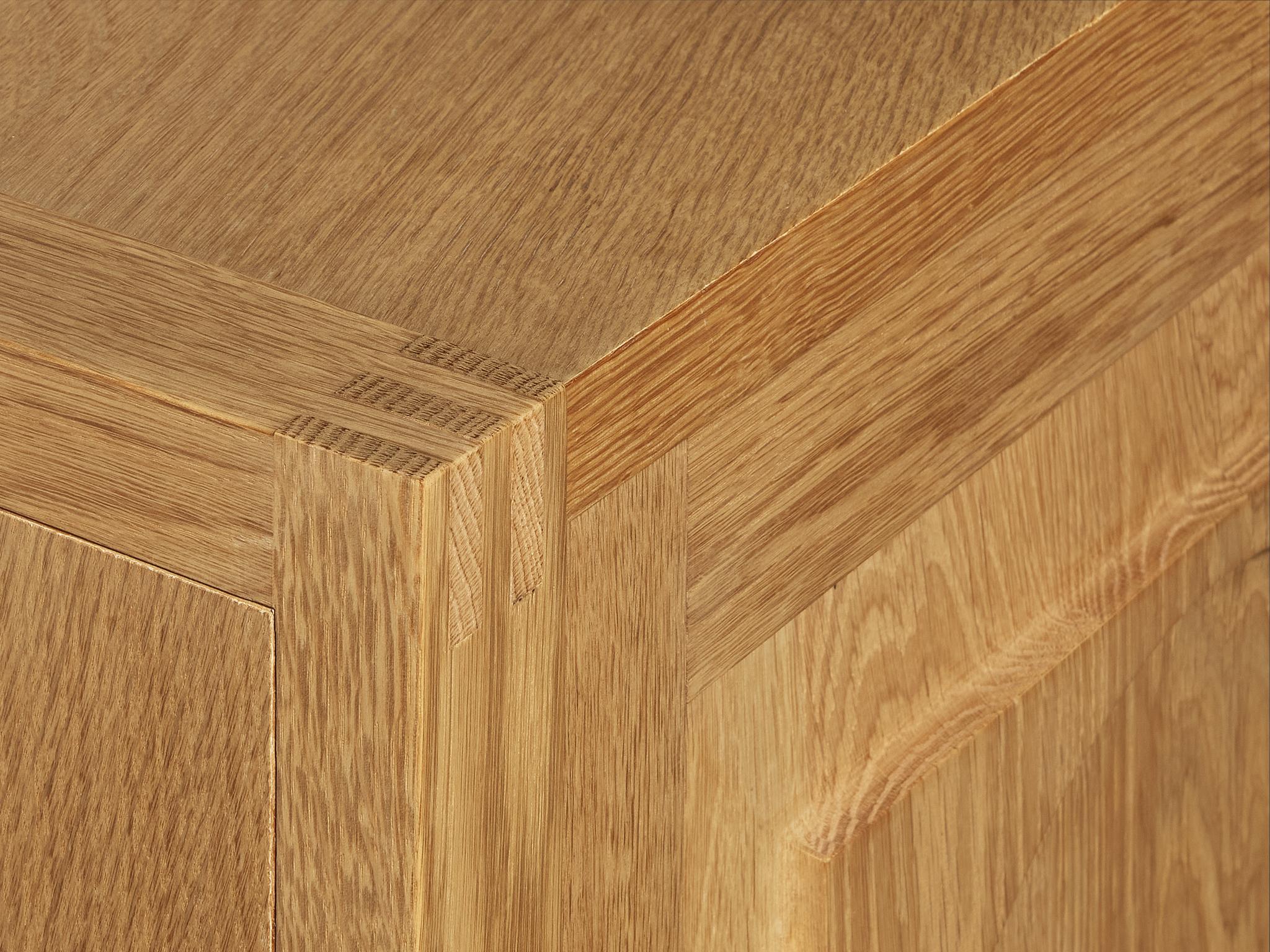 Armoire moderne avec sculptures circulaires en chêne blond en vente 3