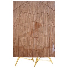 Mobile moderno con struttura geometrica in Wood Wood e gambe in ottone lucidato oro