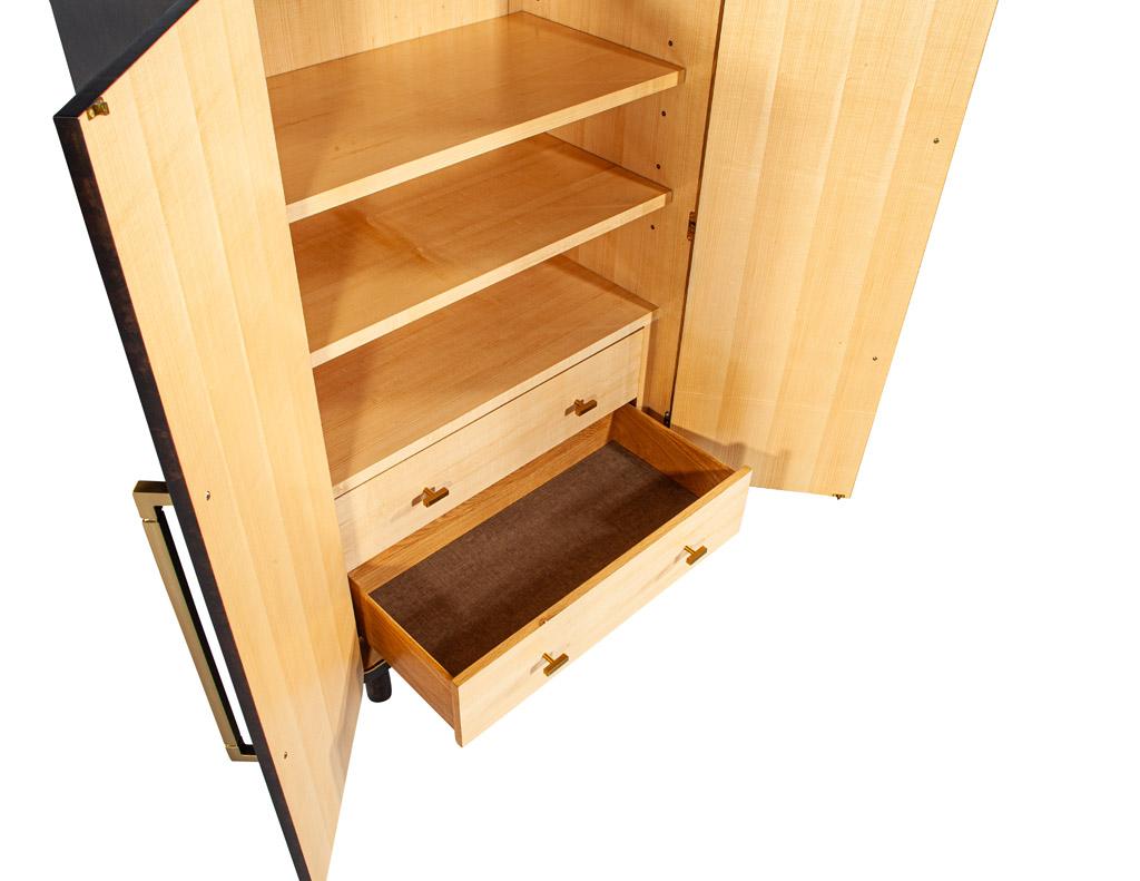 The Moderns Cabinet avec incrustation en métal laiton en vente 6