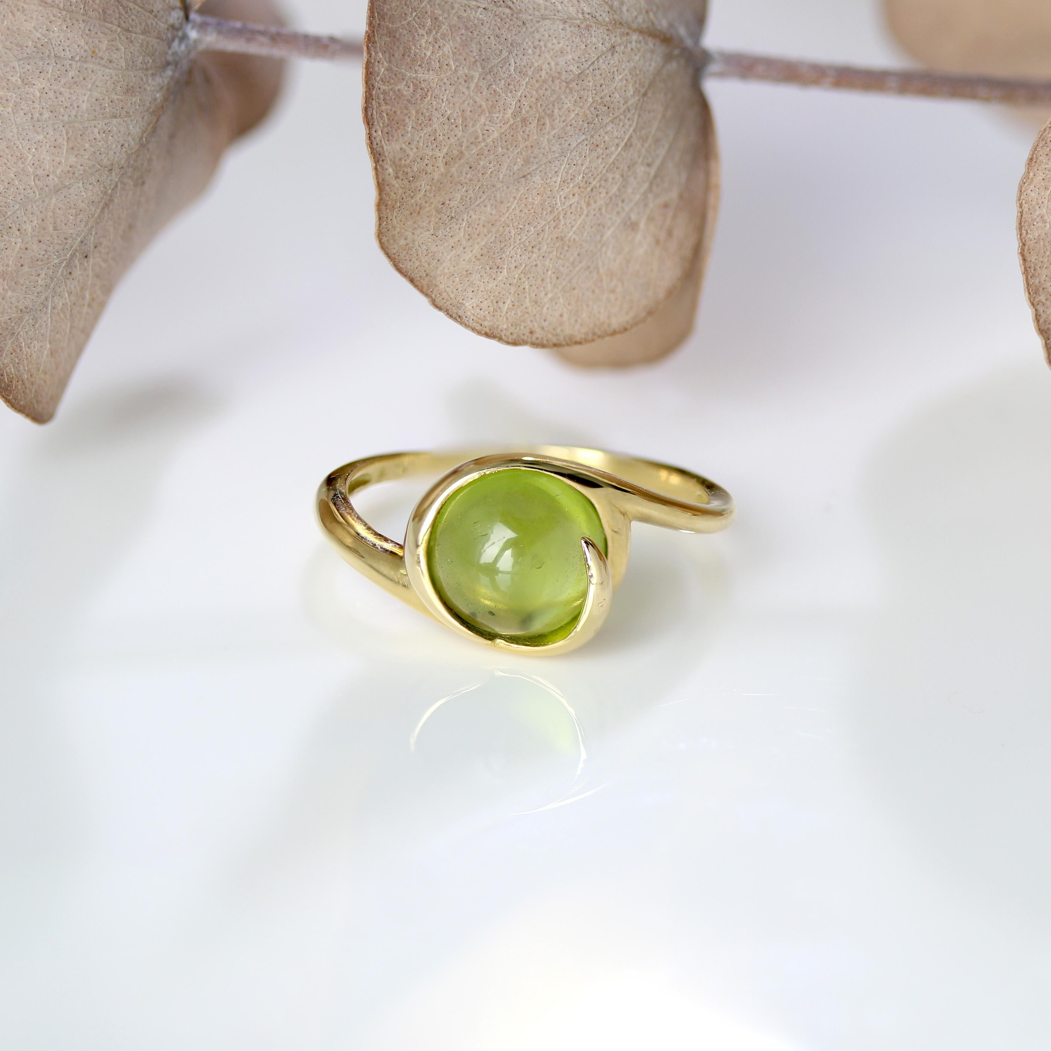 Modern Cabochon Peridot 18 Karat Yellow Gold Ring In Excellent Condition For Sale In Poitiers, FR