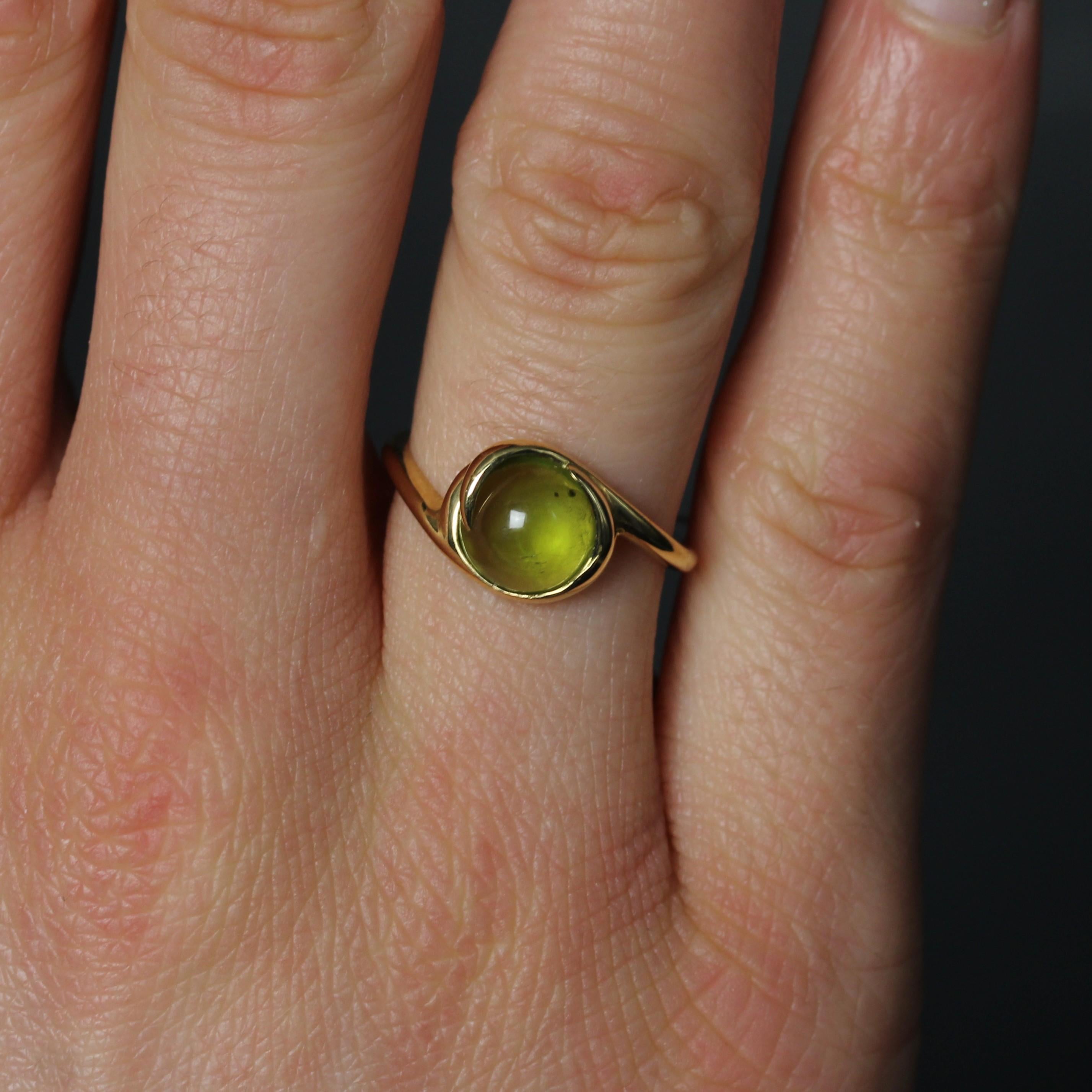 Modern Cabochon Peridot 18 Karat Yellow Gold Ring For Sale 2