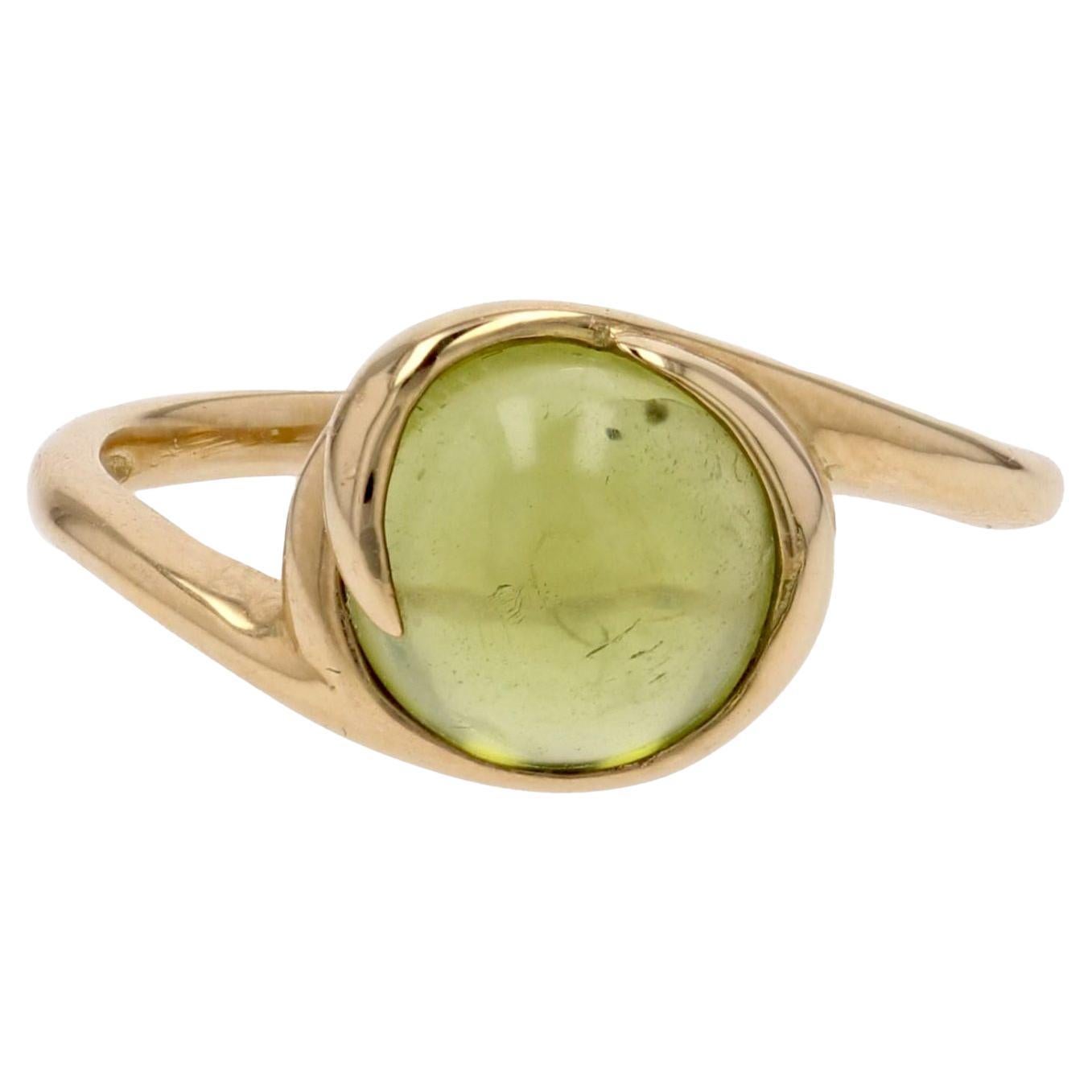 Anello moderno con peridota cabochon in oro giallo 18 carati