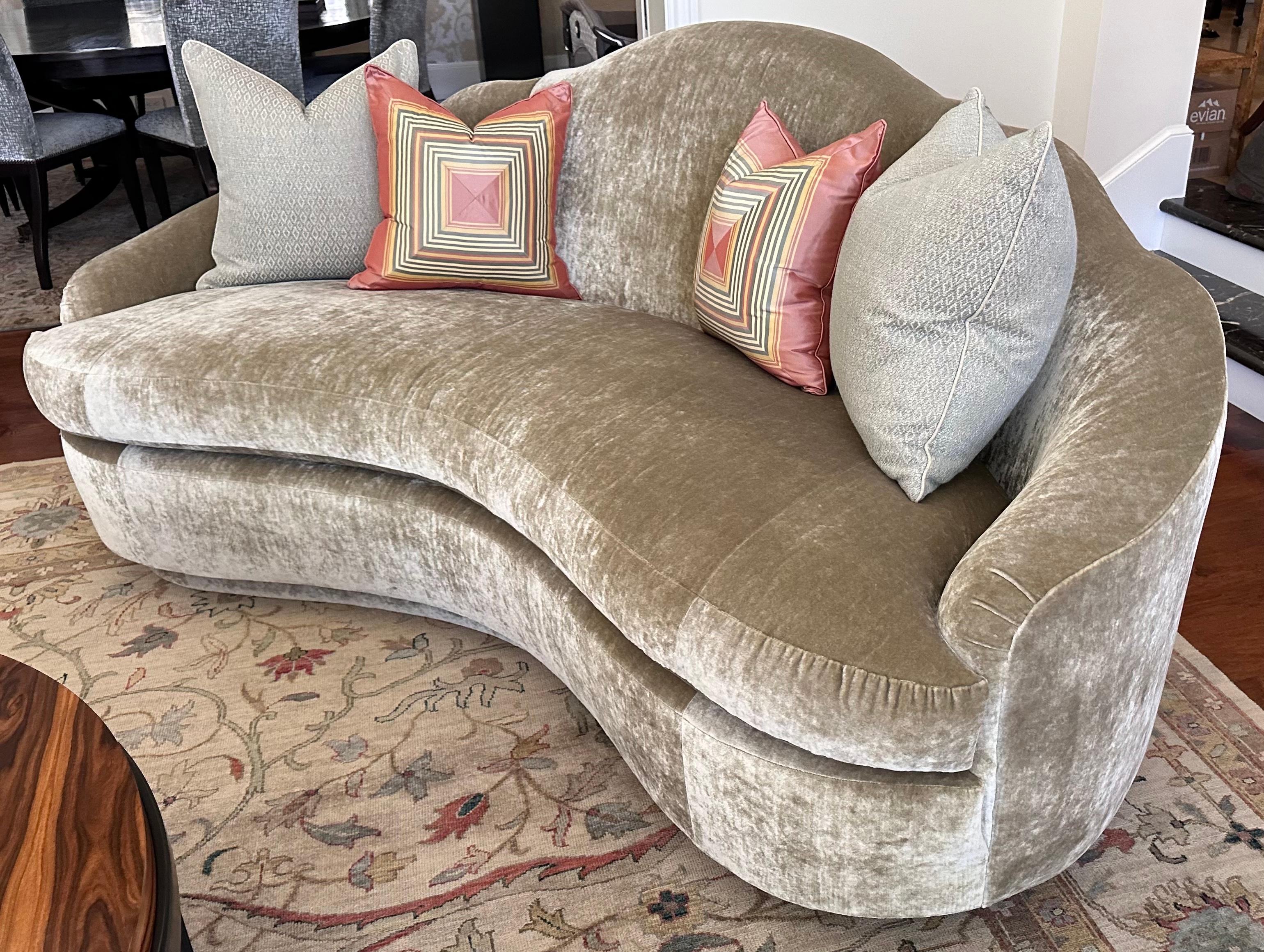 Américain Canapé moderne Cache Antiques Carlyle Sofa Settee en vente