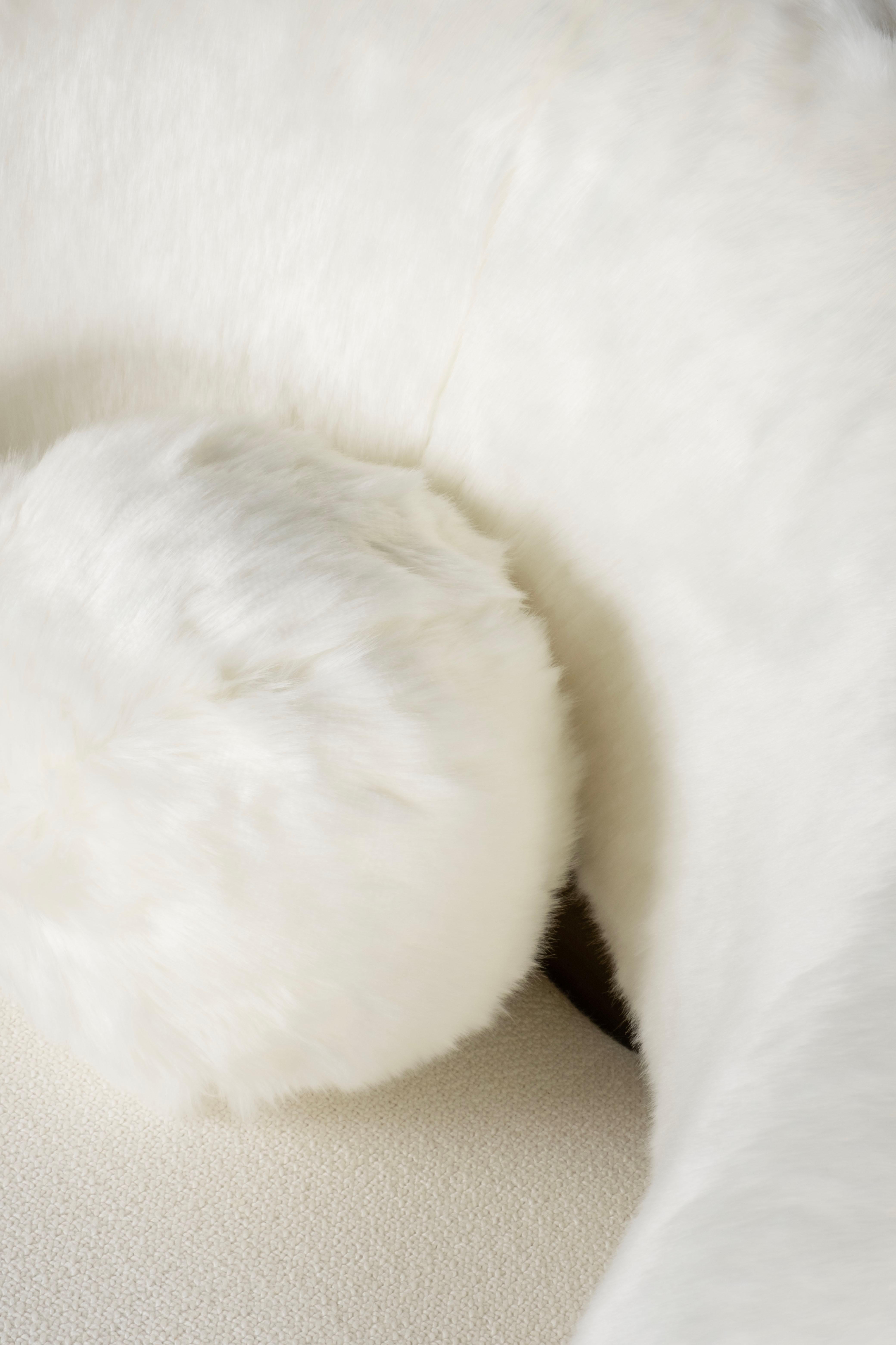 Portugais Fauteuil de salon moderne Caju, pivotant, fausse fourrure blanche, fait à la main Portugal Greenapple en vente