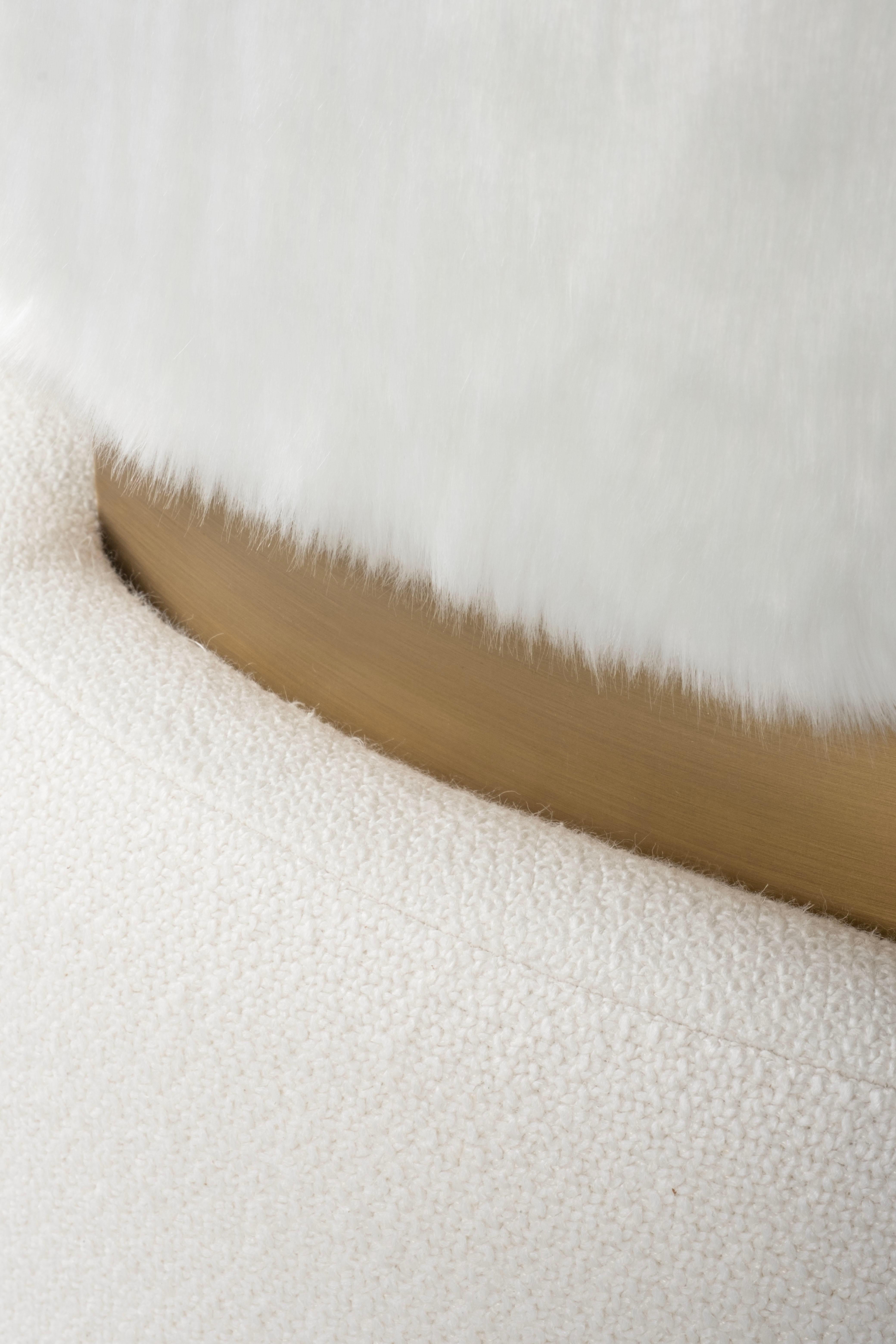 XXIe siècle et contemporain Fauteuil de salon moderne Caju, pivotant, fausse fourrure blanche, fait à la main Portugal Greenapple en vente