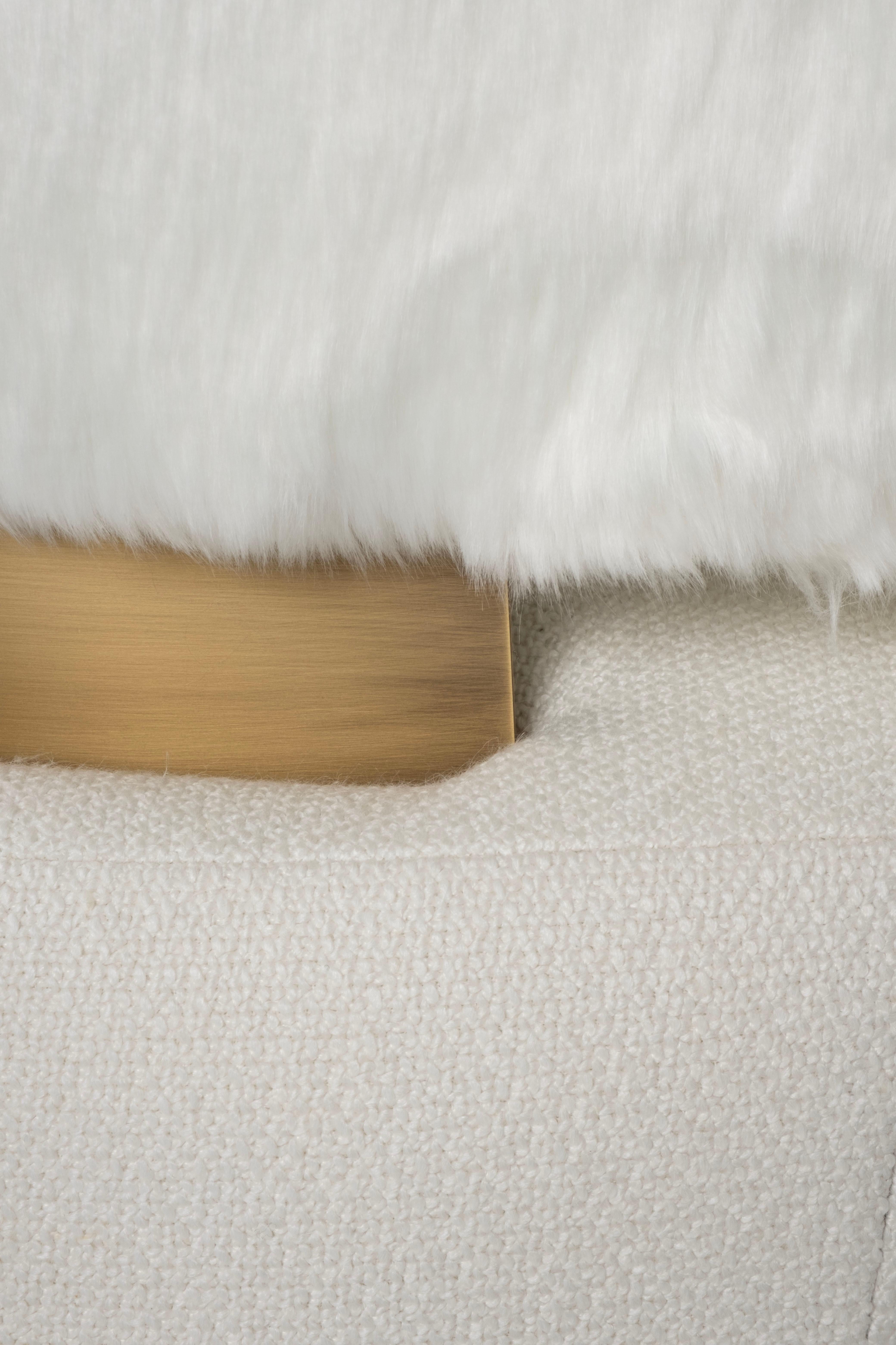 Laiton Fauteuil de salon moderne Caju, pivotant, fausse fourrure blanche, fait à la main Portugal Greenapple en vente