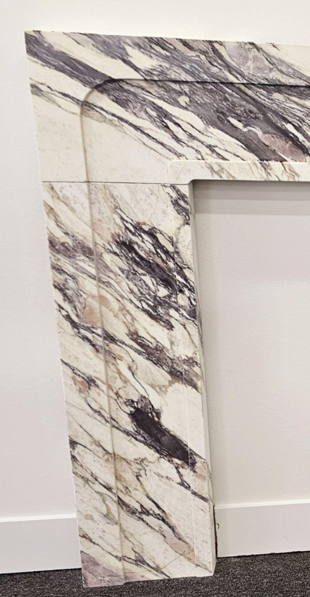 Moderne Cheminée moderne Calacatta Viola en vente