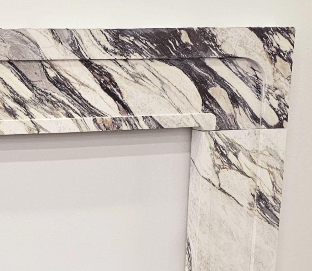 Sculpté Cheminée moderne Calacatta Viola en vente