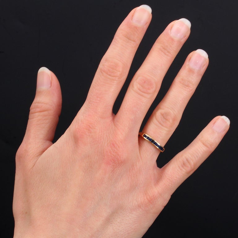 Modern Calibrated Sapphire 18 Karat Yellow Gold Wedding Ring For Sale at 1stDibs