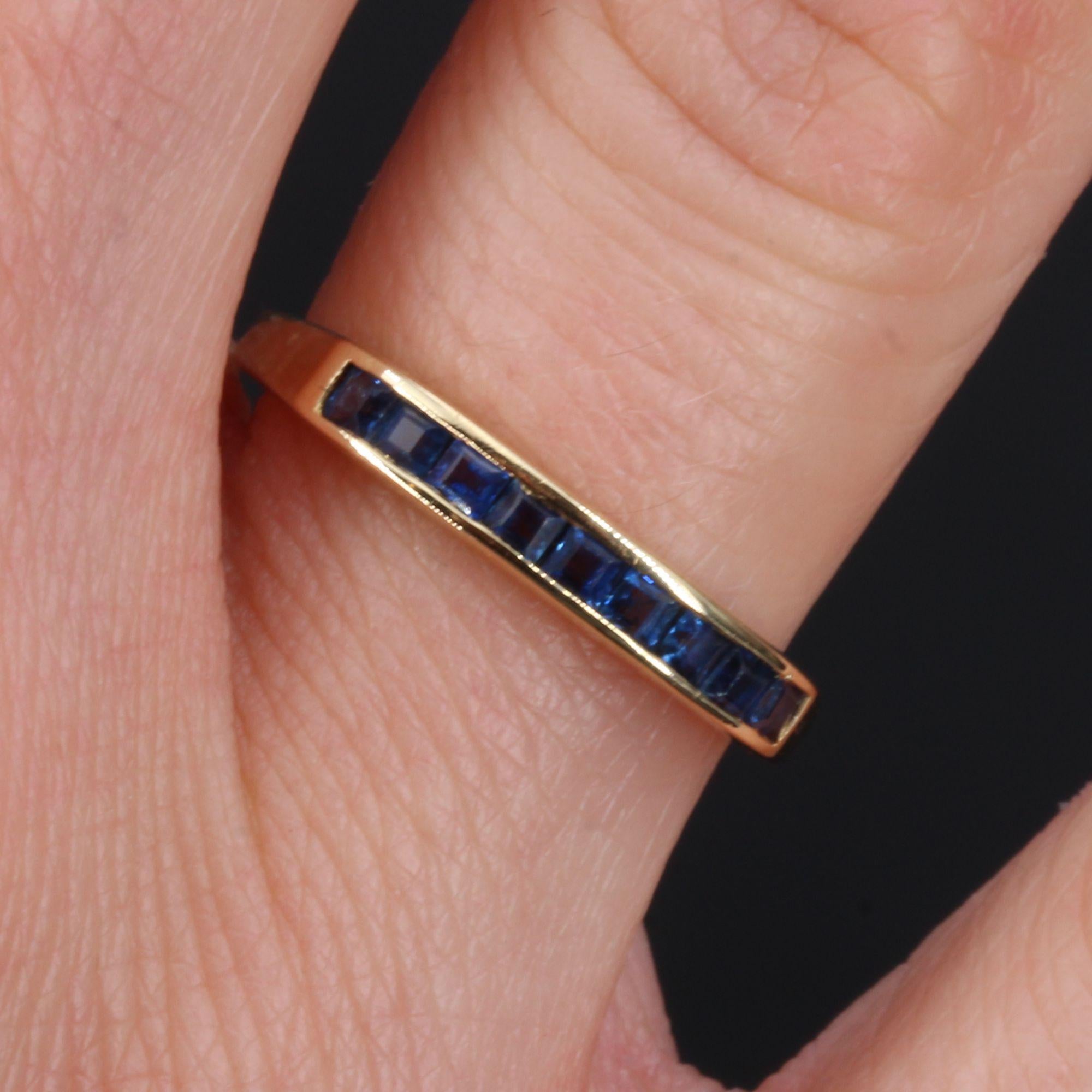 Modern Calibrated Sapphire 18 Karat Yellow Gold Wedding Ring In Good Condition In Poitiers, FR